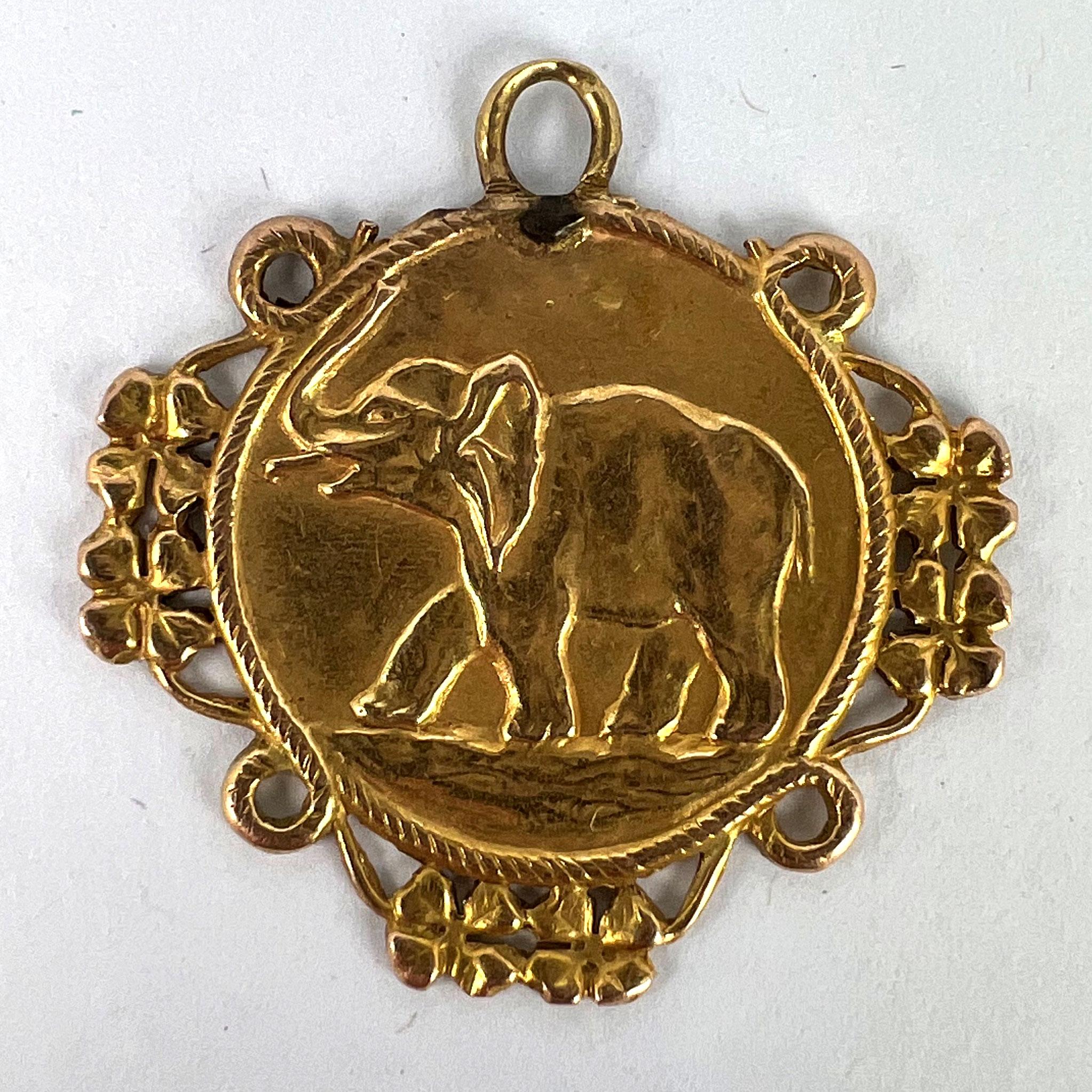 Ciondolo portafortuna francese con elefante quadrifoglio in oro giallo 18 carati in vendita 8