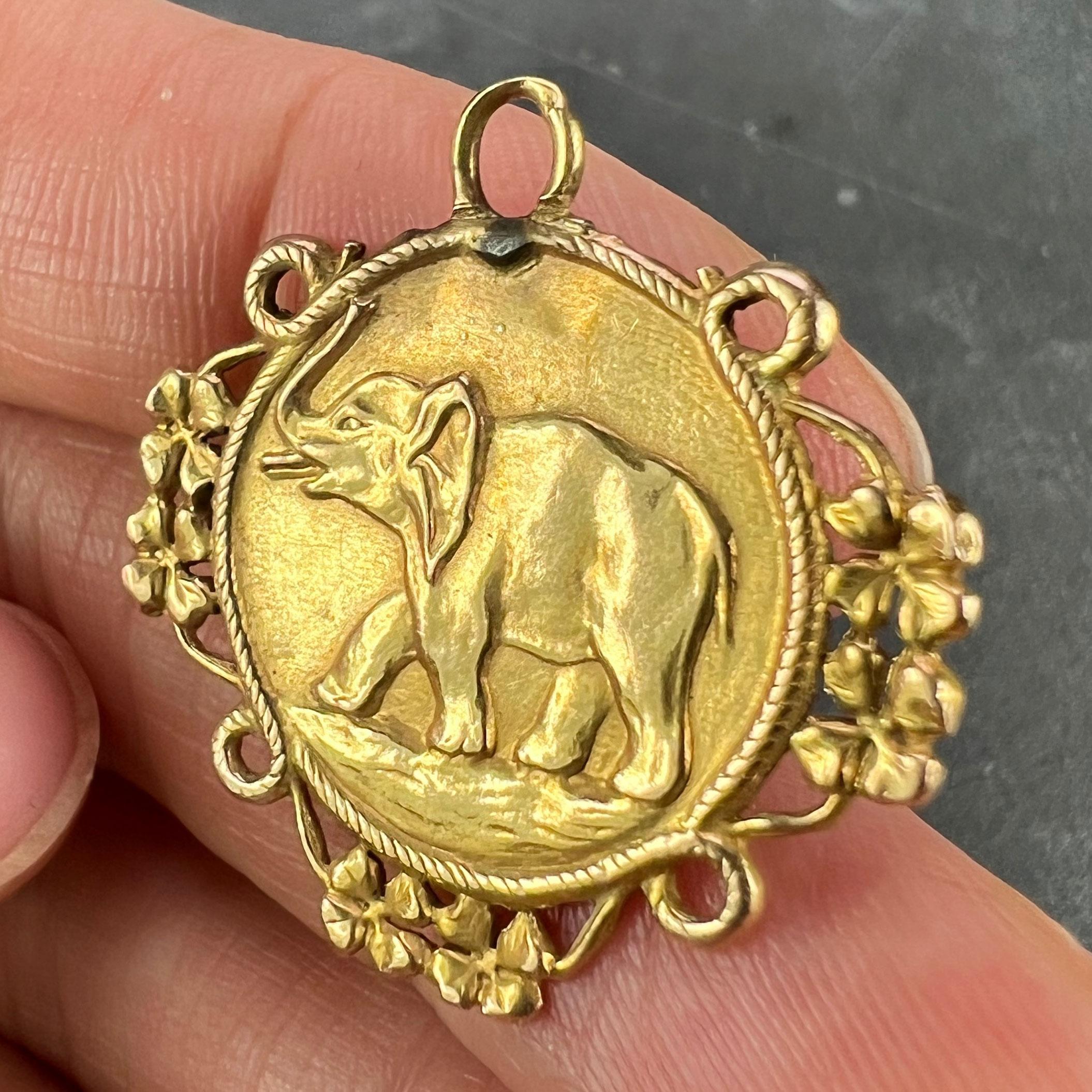 Ciondolo portafortuna francese con elefante quadrifoglio in oro giallo 18 carati in vendita 2