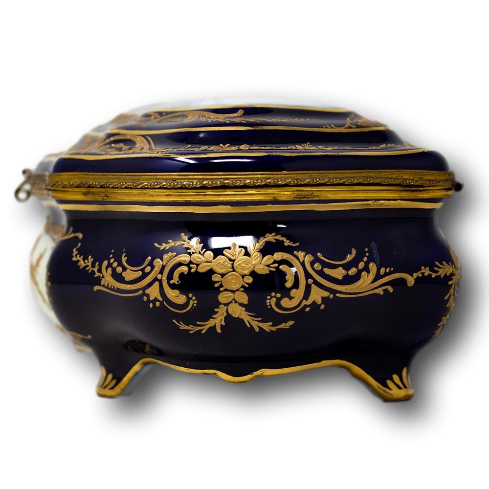 French Good Sized Sevres Porcelain Box In Good Condition For Sale In Newark, England