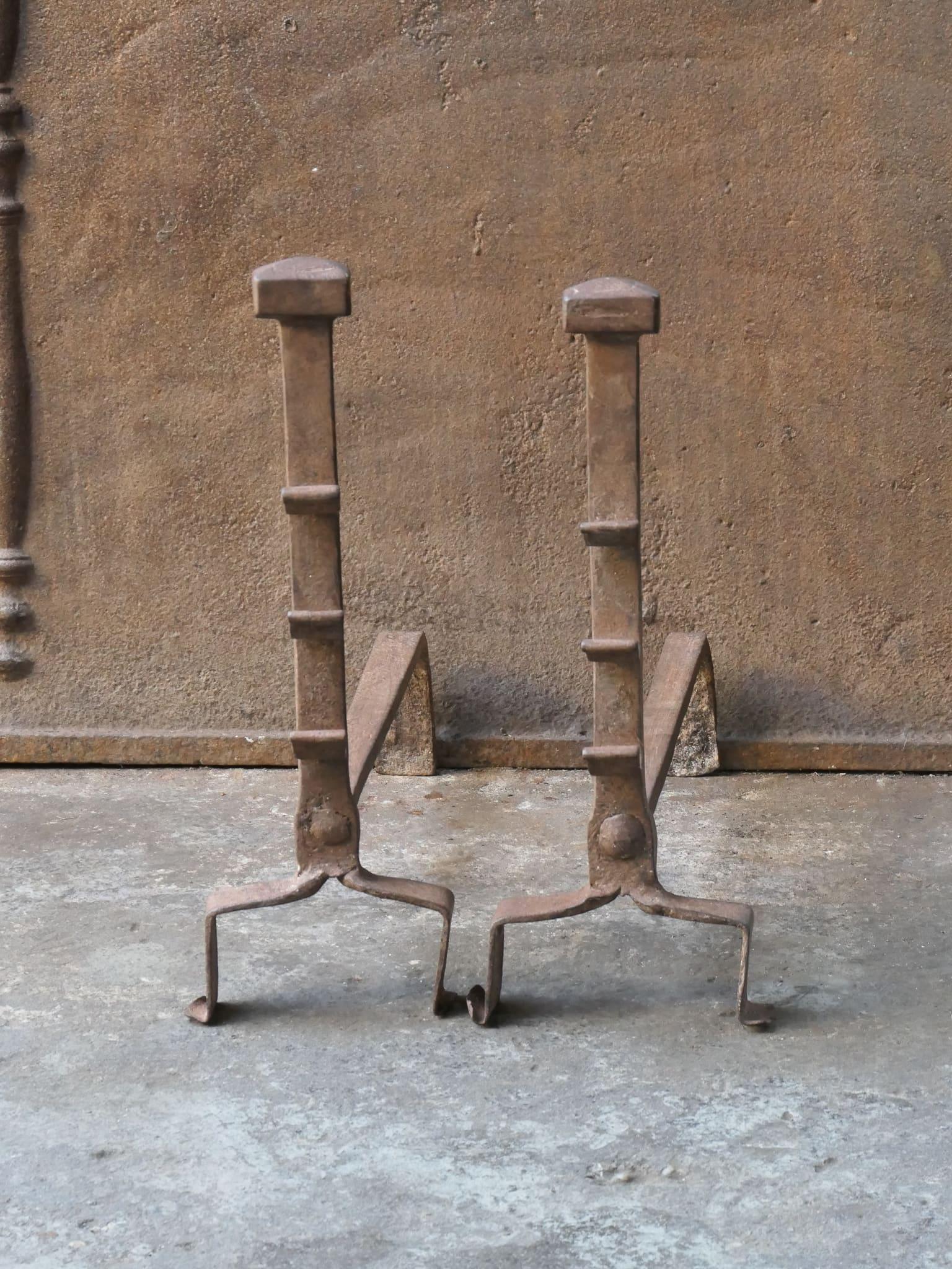 Androni francesi del XVII secolo realizzati in ferro battuto. Lo stile degli androni è quello del periodo gotico. Gli androni sono dotati di ganci per spiedini per grigliare il cibo. Sono in buone condizioni.