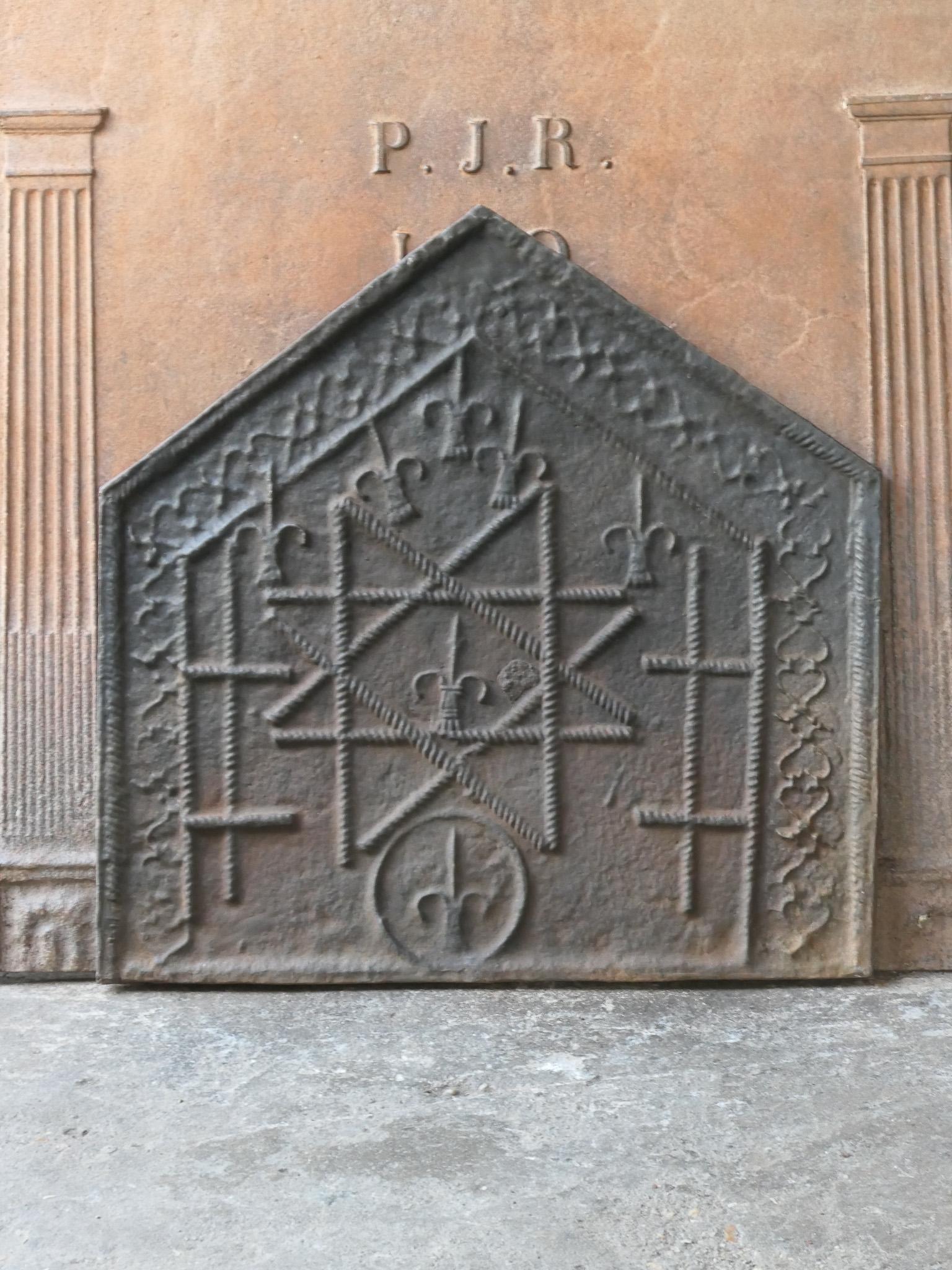 20th century French 'Gothic Arms' fireback or backsplash with Gothic Style design. Constructed from cast iron, it showcases a brown patina, with the option to be refinished to black or pewter upon request at no extra cost.