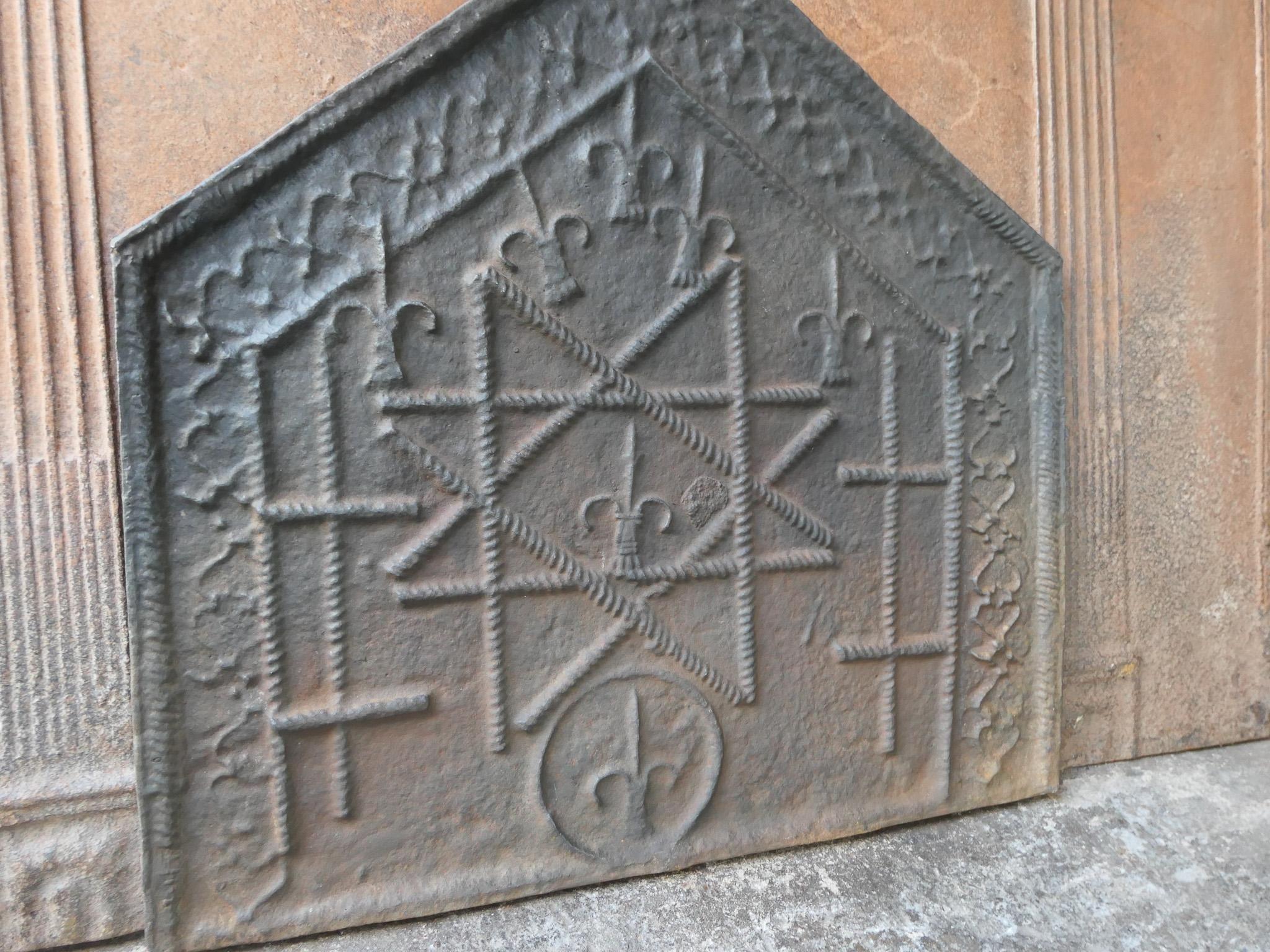 French 'Gothic Arms' Fireback / Backsplash, 20th Century In Good Condition For Sale In Soest, NL