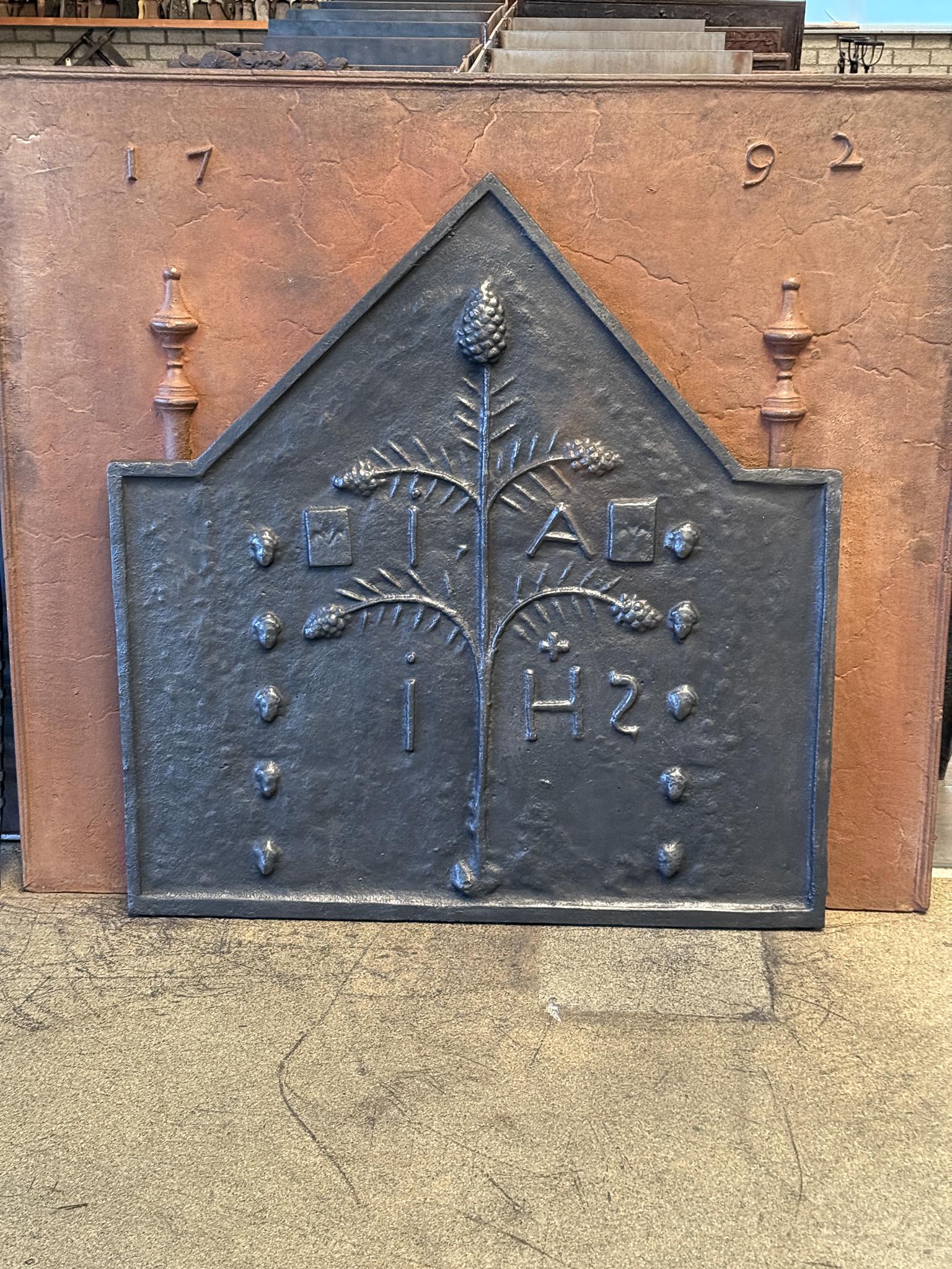 French Gothic fireback reproduction. With decorations in the style of the early days of casting firebacks. 20th century.

The fireback has a black / pewter color. The fireback is in good condition, no cracks.

This product weighs more than 65 kg /