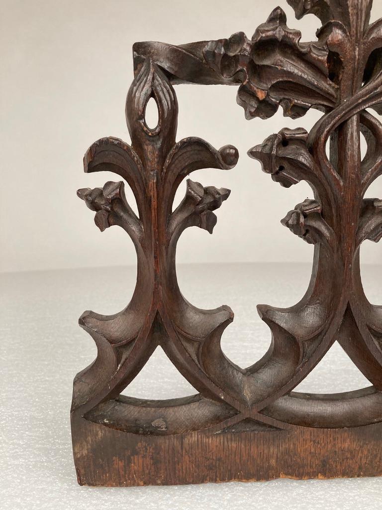 Geschnitztes Eichenholzfragment aus dem frühen 16. Jahrhundert mit gotischem Maßwerk, das wahrscheinlich von einem Chorgitter oder einem anderen dekorativen Element aus dem Inneren einer Kathedrale oder Kapelle stammt. Sehr feine, organische
