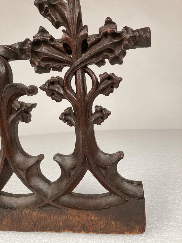 16th Century French Gothic Carved Oak Architectural Fragment In Good Condition For Sale In Stamford, CT