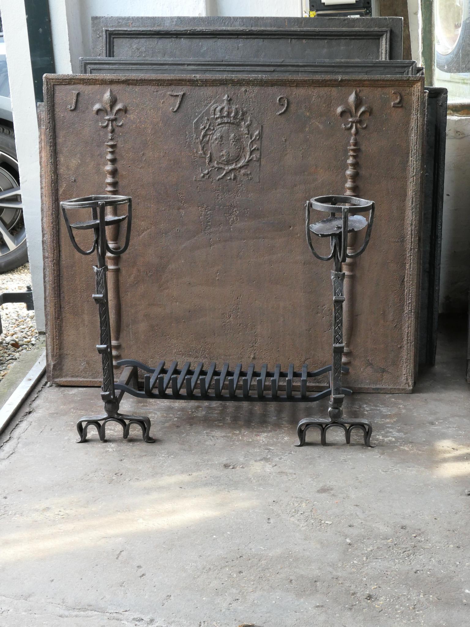 Gotico Griglia per caminetto o cesto per il fuoco in stile gotico francese, XVII secolo in vendita