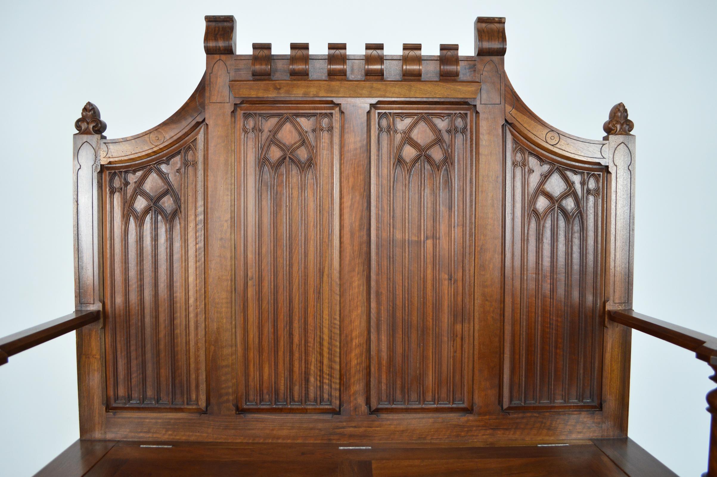 French Gothic Hall Chest Bench in Carved Walnut, circa 1890 In Good Condition For Sale In L'Etang, FR