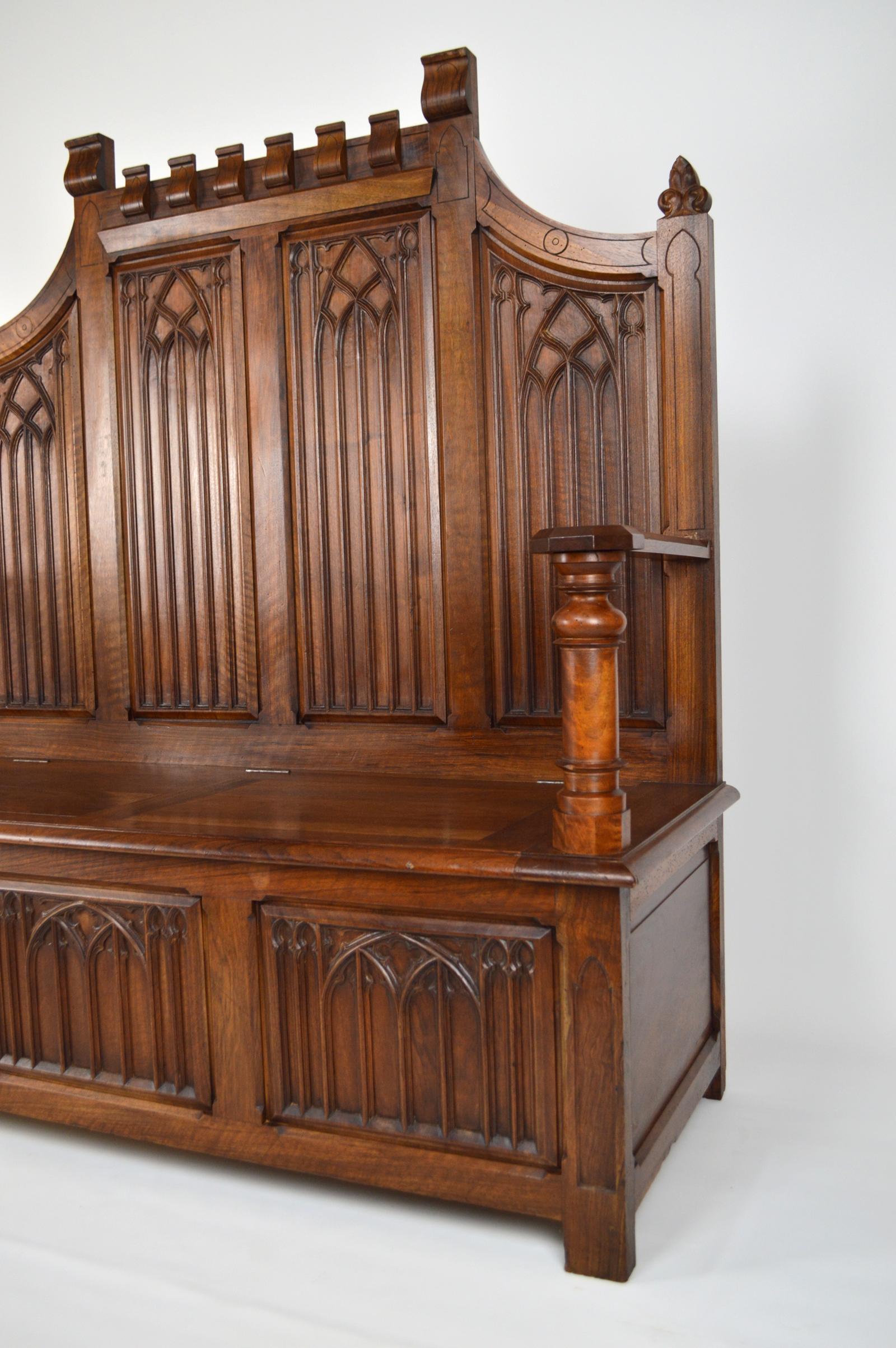 French Gothic Hall Chest Bench in Carved Walnut, circa 1890 For Sale 3