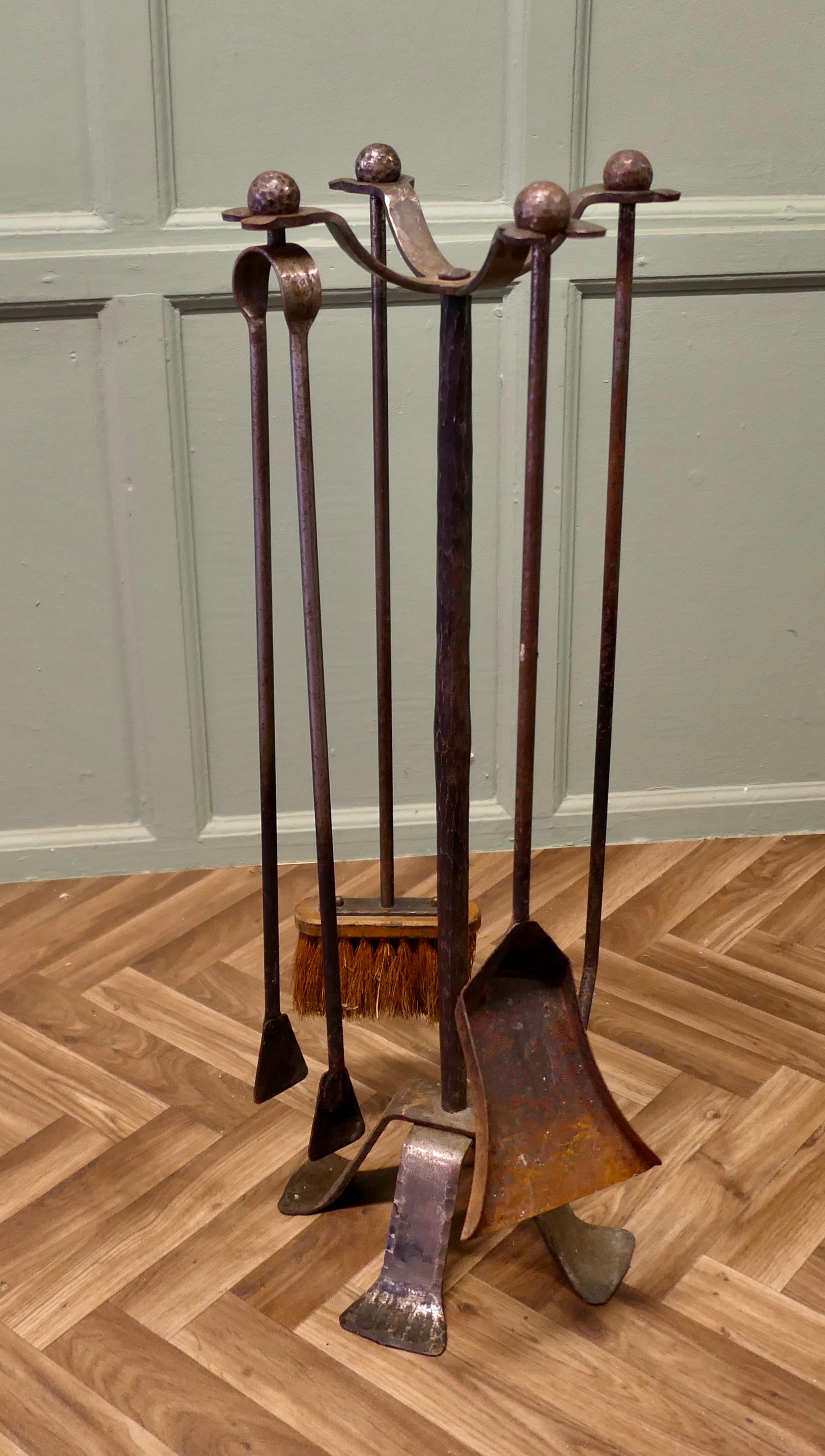 French Gothic Iron Manor House Fire Tool Companion Set In Good Condition For Sale In Godshill, Isle of Wight