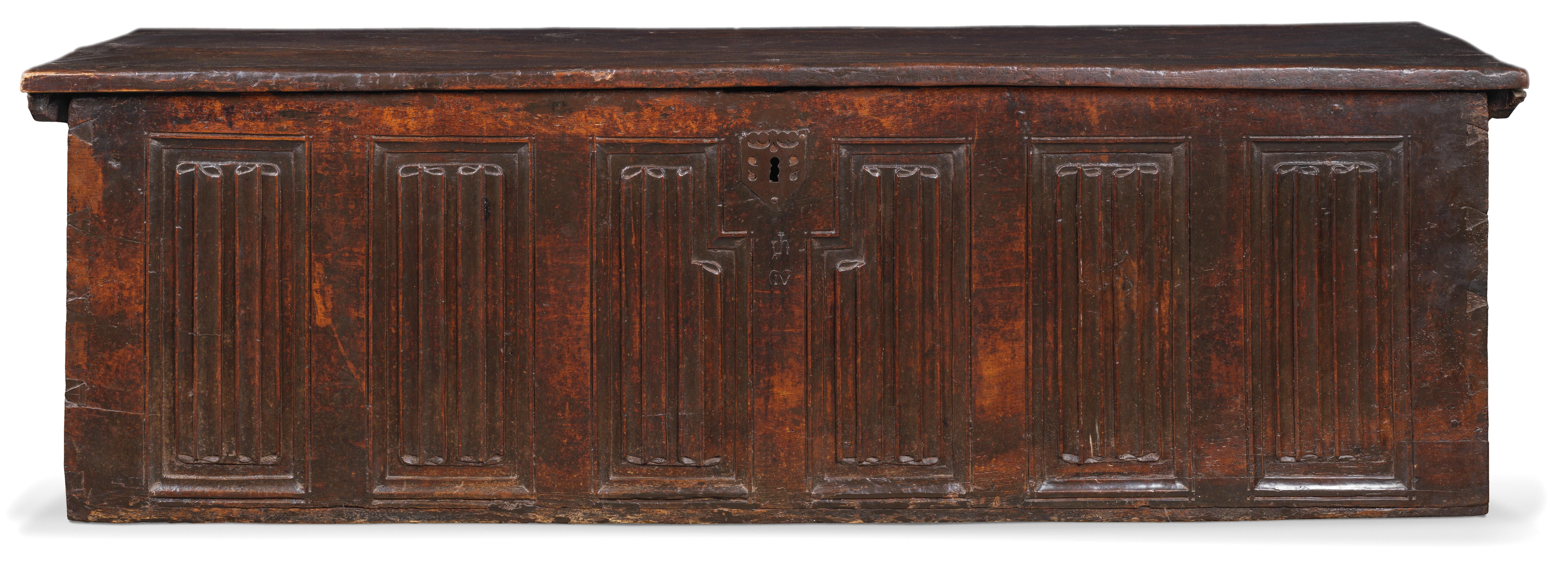 This Gothic walnut chest, with an exceptional patina, is a good example of furniture intended to be transported during the frequent journeys made by quality people in medieval times.
Very simple in appearance, this six-ply napkin chest is actually