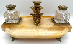 Tintero doble gótico francés de vidrio tallado ormolu y mármol/cuarzo