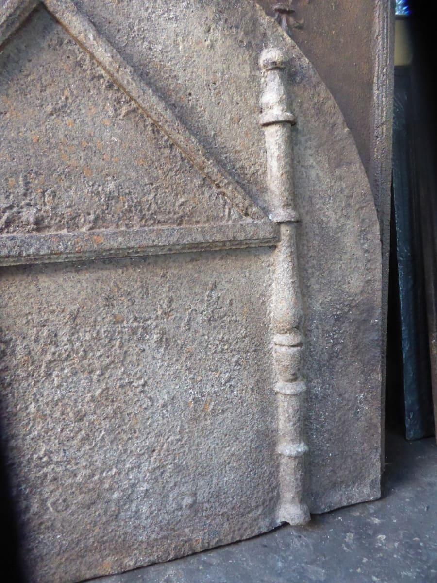 18th Century and Earlier French Gothic Period 'Pillars and Pediment' Fireback / Backspash, 16th Century For Sale