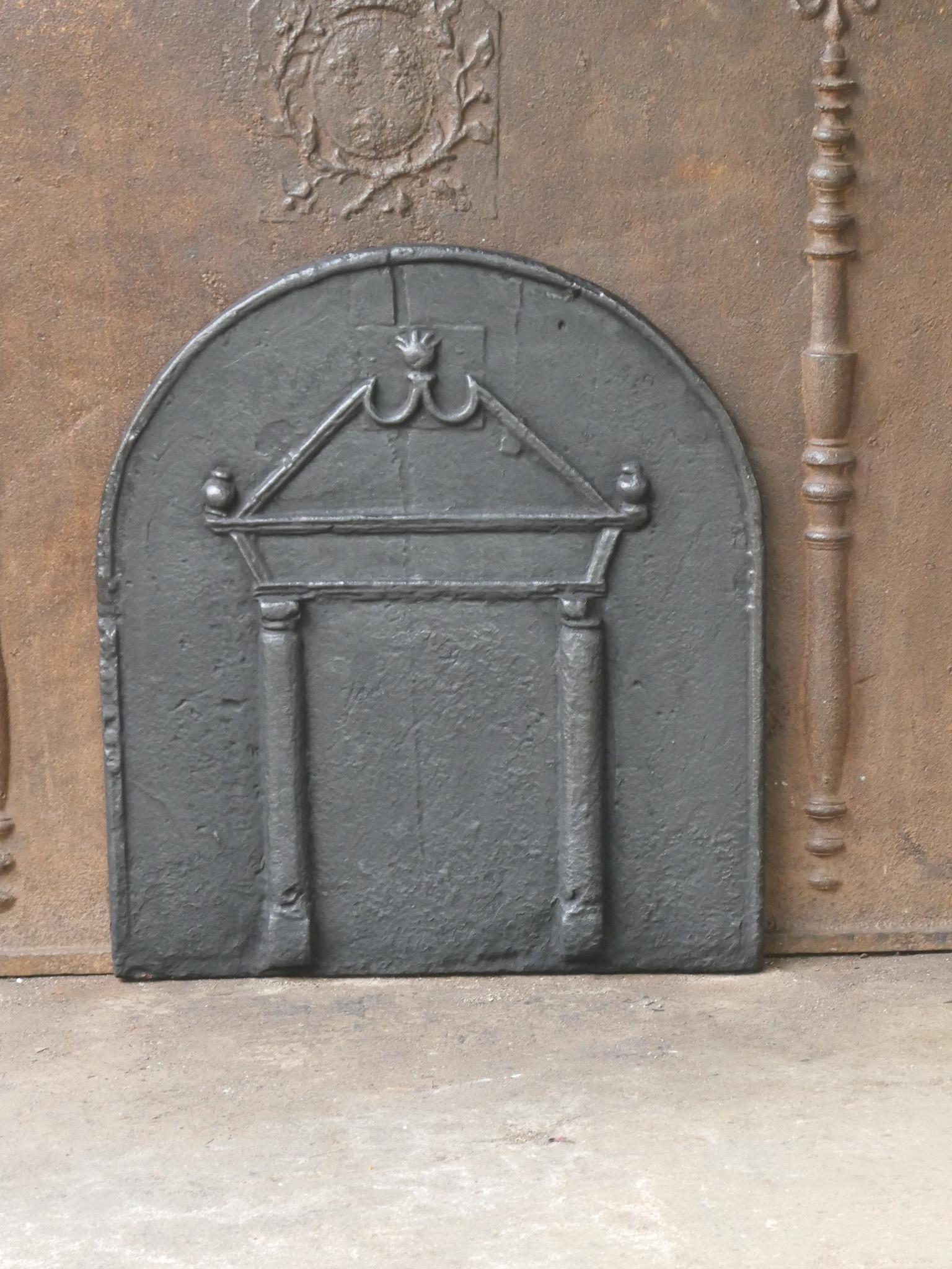 French Gothic 'Pillars and Pediment' Fireback, 17th Century In Good Condition For Sale In Soest, NL