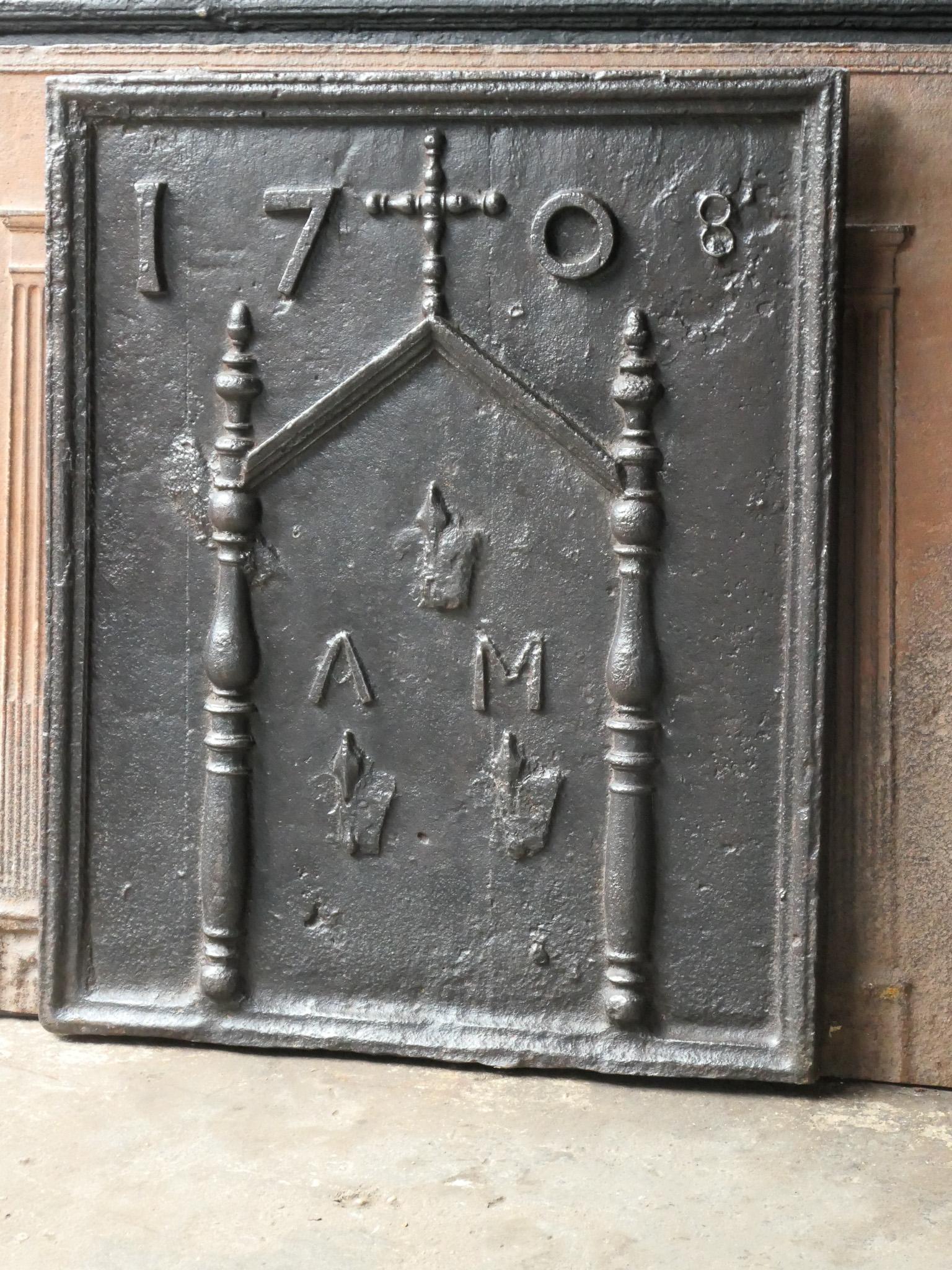 French Gothic 'Pillars and Pediment' Fireback, 18th Century In Good Condition In Amerongen, NL