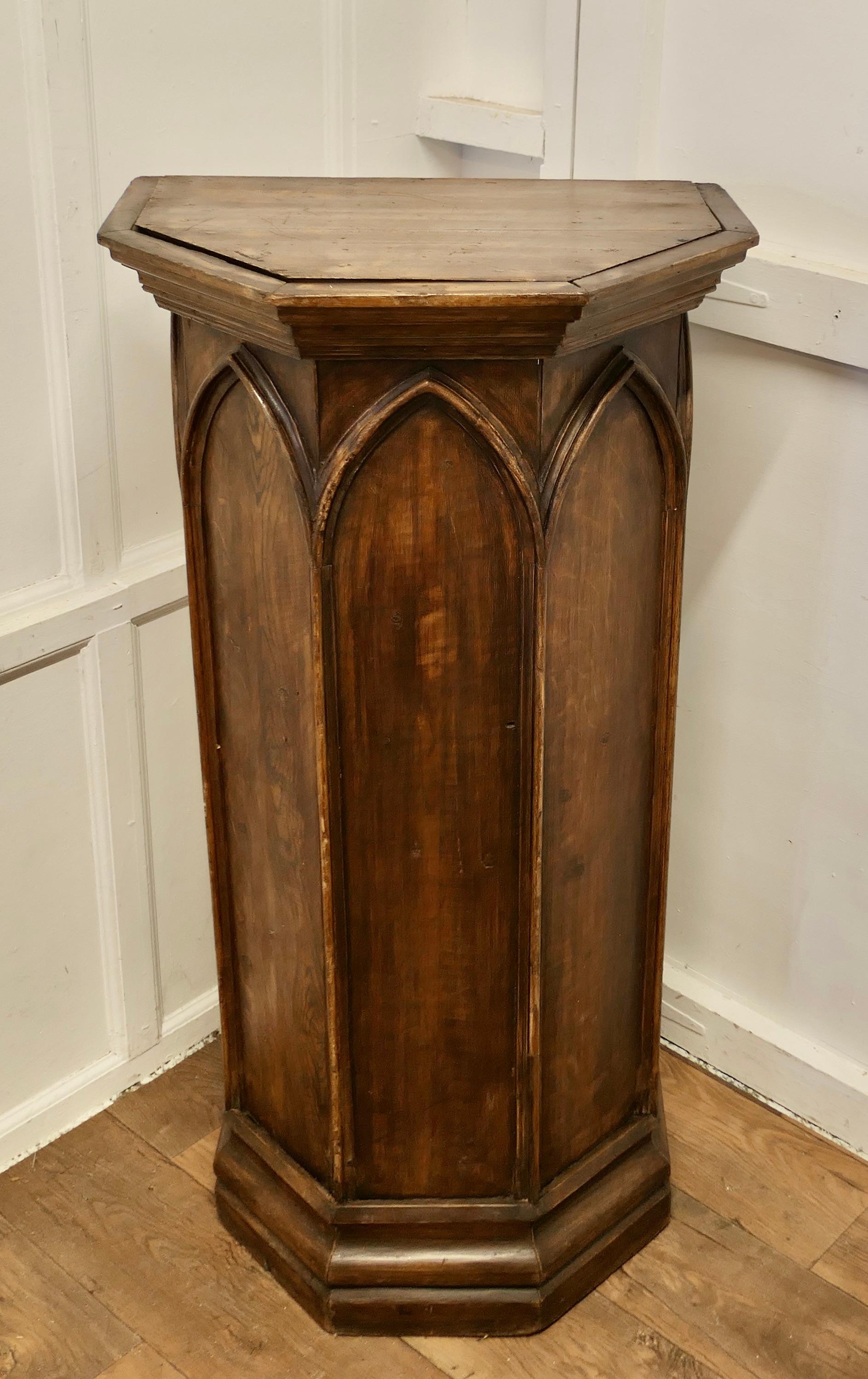 Leggio in pino gotico francese, stazione di saluto, salutatore

Un originale leggio francese, questo pezzo gotico potrebbe essere un ottimo salutatore di fronte alla casa, Oak
Lo stand ha 8 lati con pannelli ad arco e all'interno un ripiano per