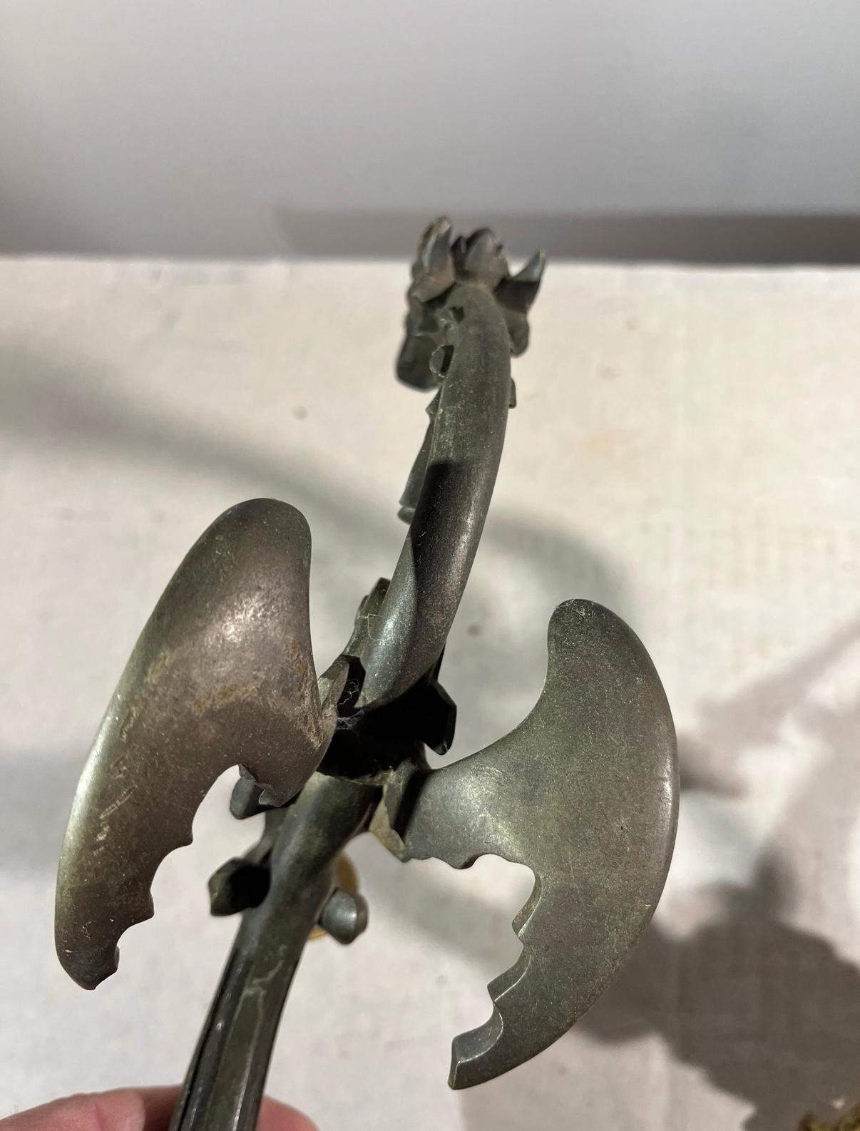 Französische Gotik-Revival-Bronze-Krawattenrückenlehnen mit Drachenform, Rocaille-Sockel, um 1850 im Angebot 7