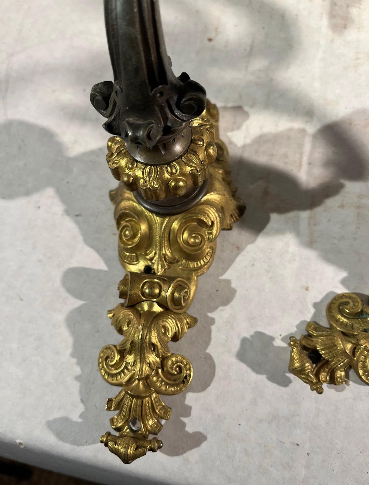 Französische Gotik-Revival-Bronze-Krawattenrückenlehnen mit Drachenform, Rocaille-Sockel, um 1850 im Angebot 8