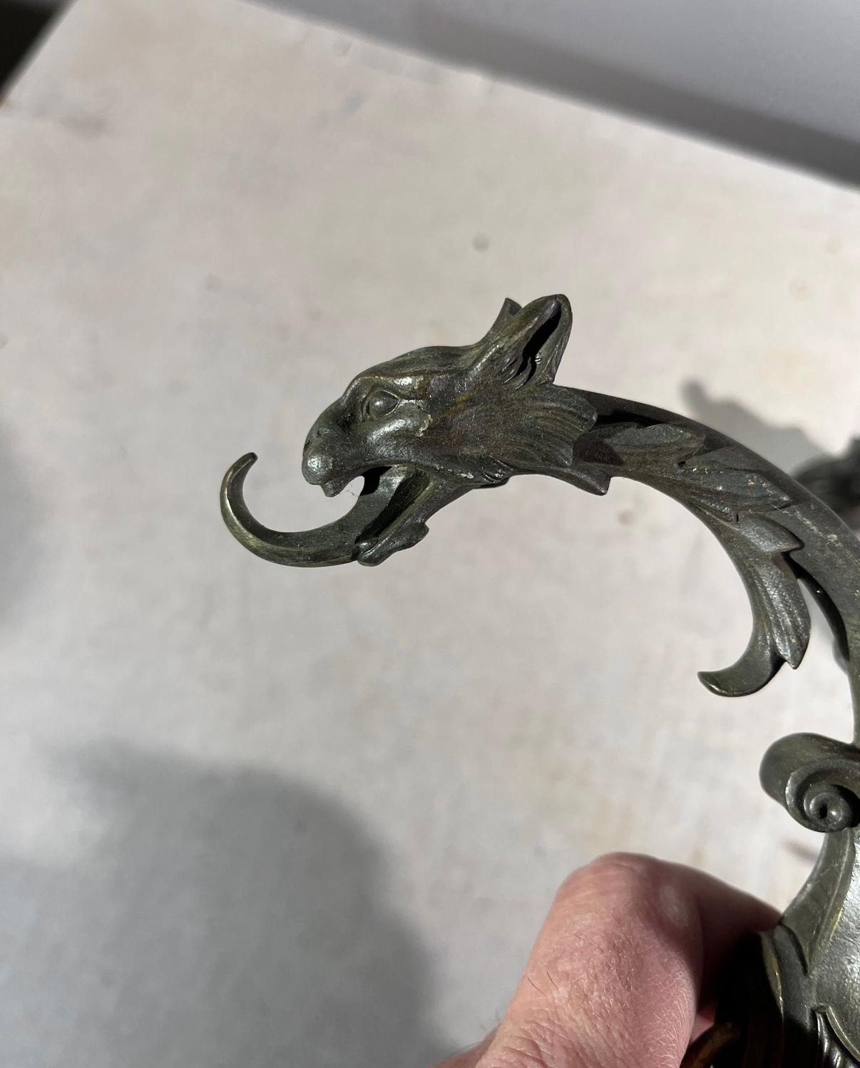 Französische Gotik-Revival-Bronze-Krawattenrückenlehnen mit Drachenform, Rocaille-Sockel, um 1850 im Angebot 9