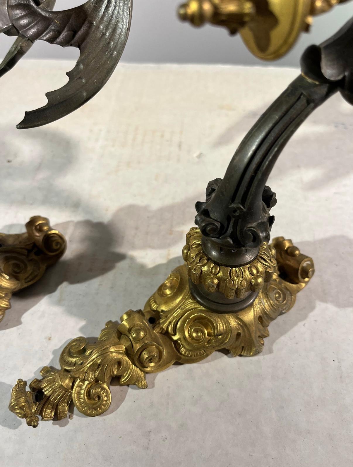 Französische Gotik-Revival-Bronze-Krawattenrückenlehnen mit Drachenform, Rocaille-Sockel, um 1850 (Neugotik) im Angebot