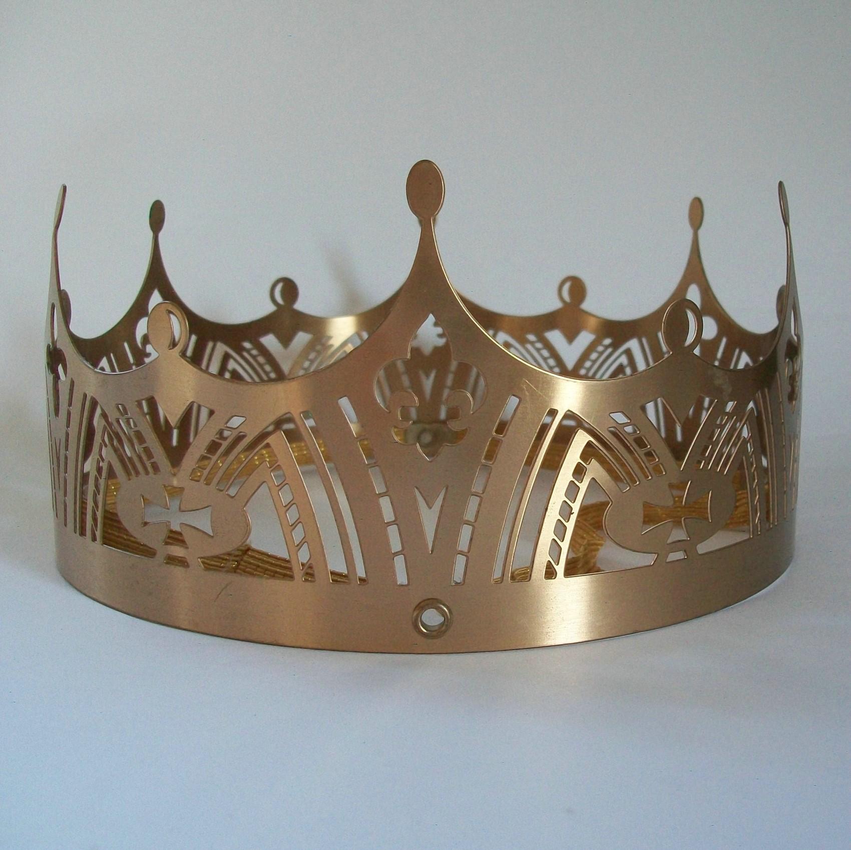 Französische Krone aus durchbrochenem Metall im gotischen Revival-Stil – Europa – spätes 20. Jahrhundert im Angebot 6