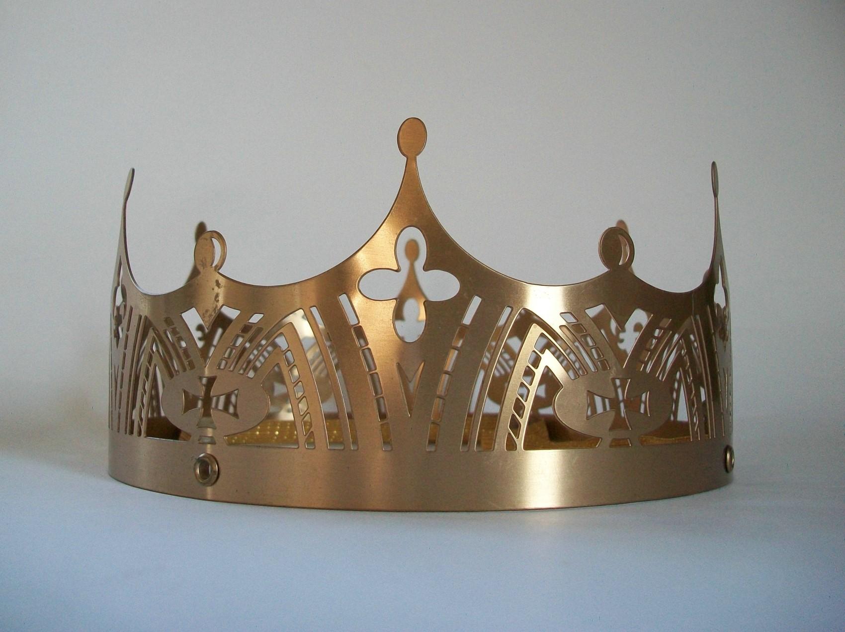 French Gothic Revival Style Pierced Metal Crown, Europe, Late 20th Century In Good Condition For Sale In Chatham, ON