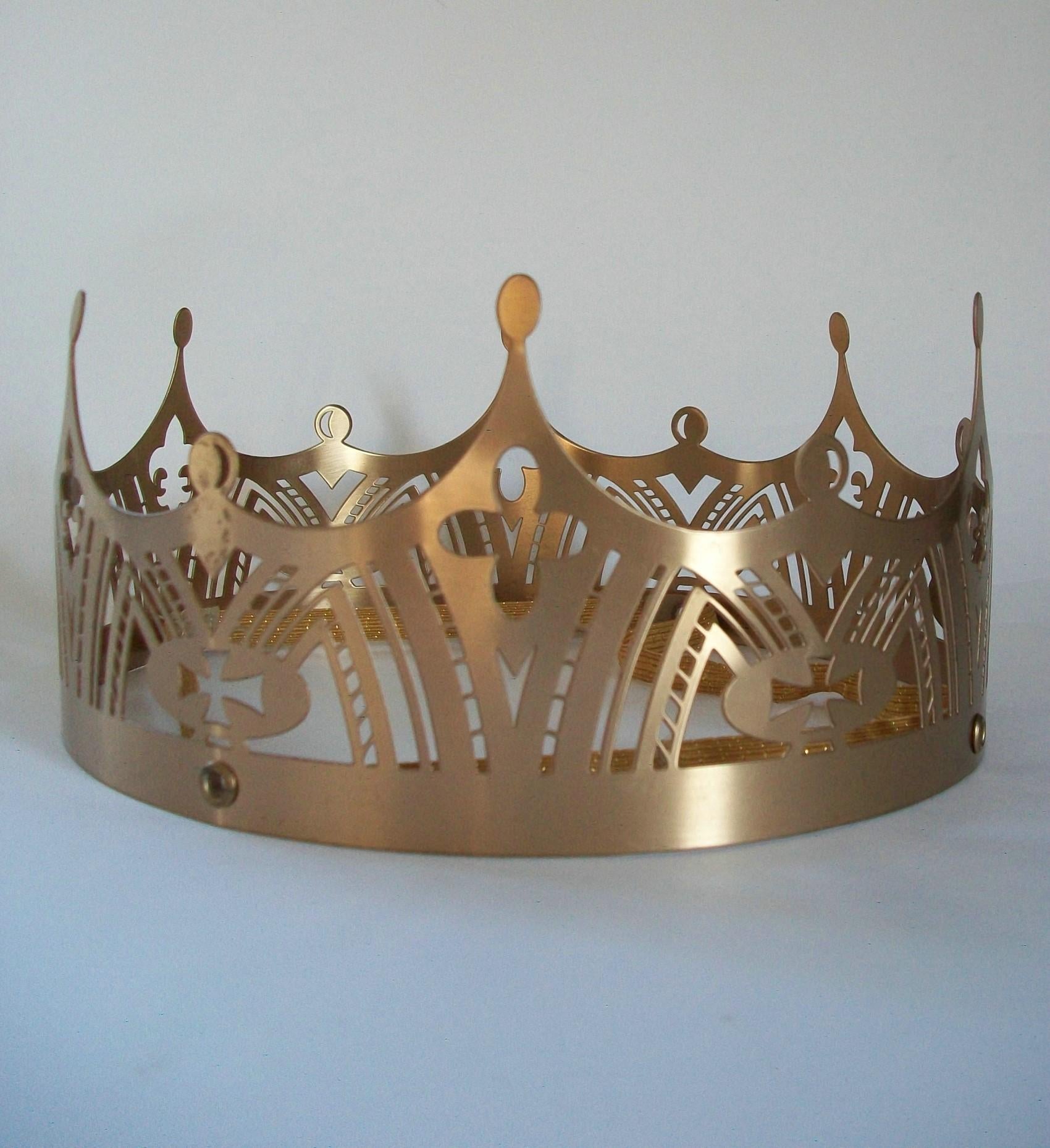 Französische Krone aus durchbrochenem Metall im gotischen Revival-Stil – Europa – spätes 20. Jahrhundert im Angebot 1