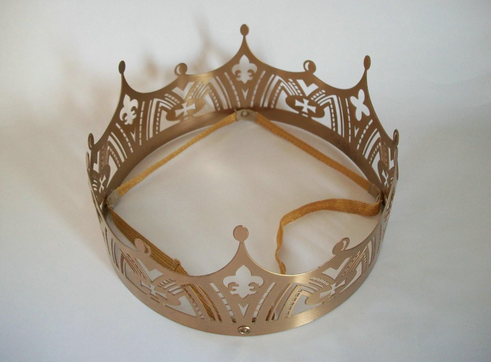 Französische Krone aus durchbrochenem Metall im gotischen Revival-Stil – Europa – spätes 20. Jahrhundert im Angebot 2