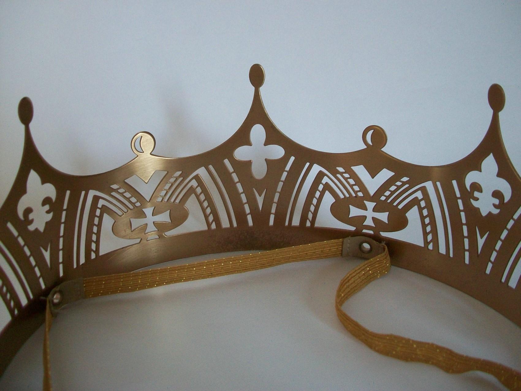 French Gothic Revival Style Pierced Metal Crown, Europe, Late 20th Century For Sale 5