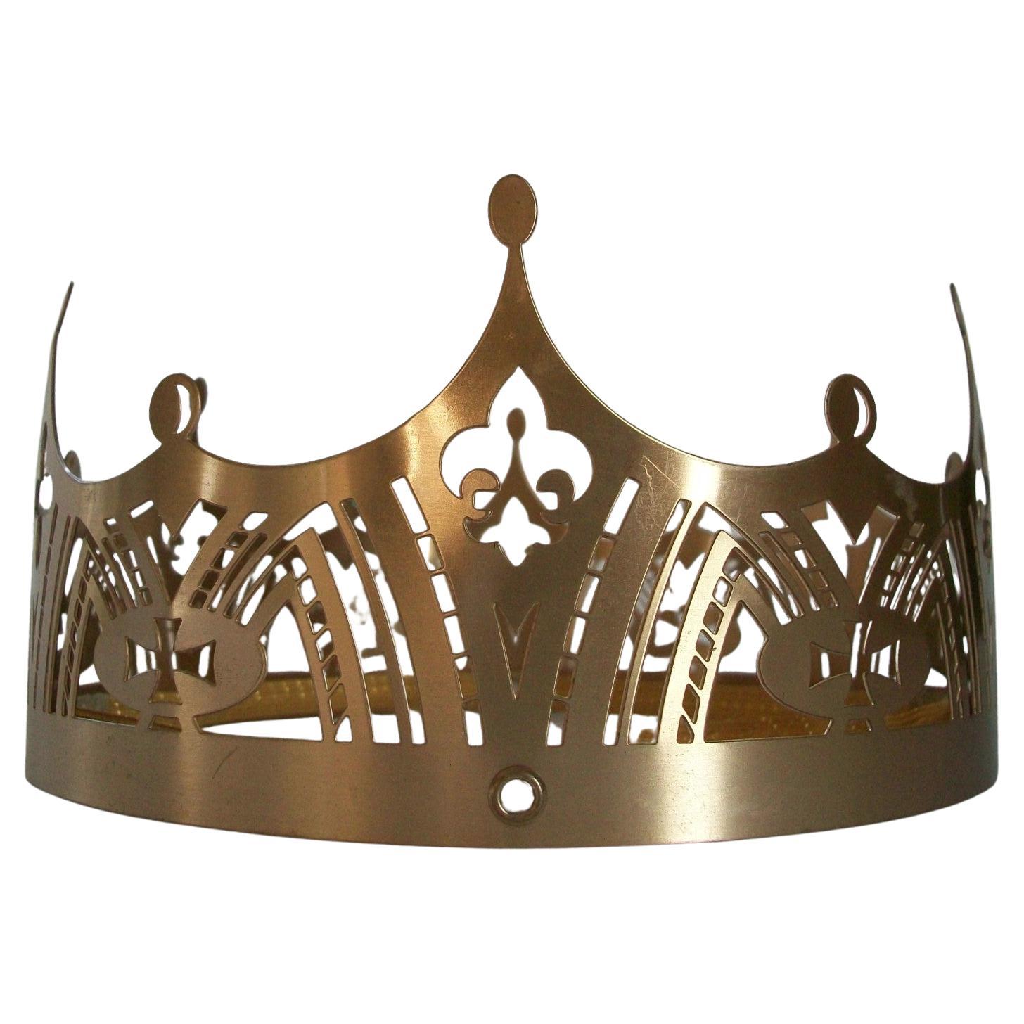 Französische Krone aus durchbrochenem Metall im gotischen Revival-Stil – Europa – spätes 20. Jahrhundert im Angebot