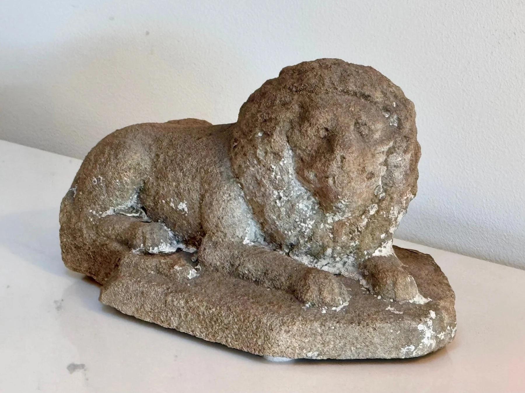 Leone gotico francese in pietra. Un leone in pietra reclinato con base sagomata, XV secolo.  Trovato a St. Sulpice. Altezza: complessivamente 7 pollici x Larghezza: 11 pollici x Profondità: 6 1/2 pollici. 

