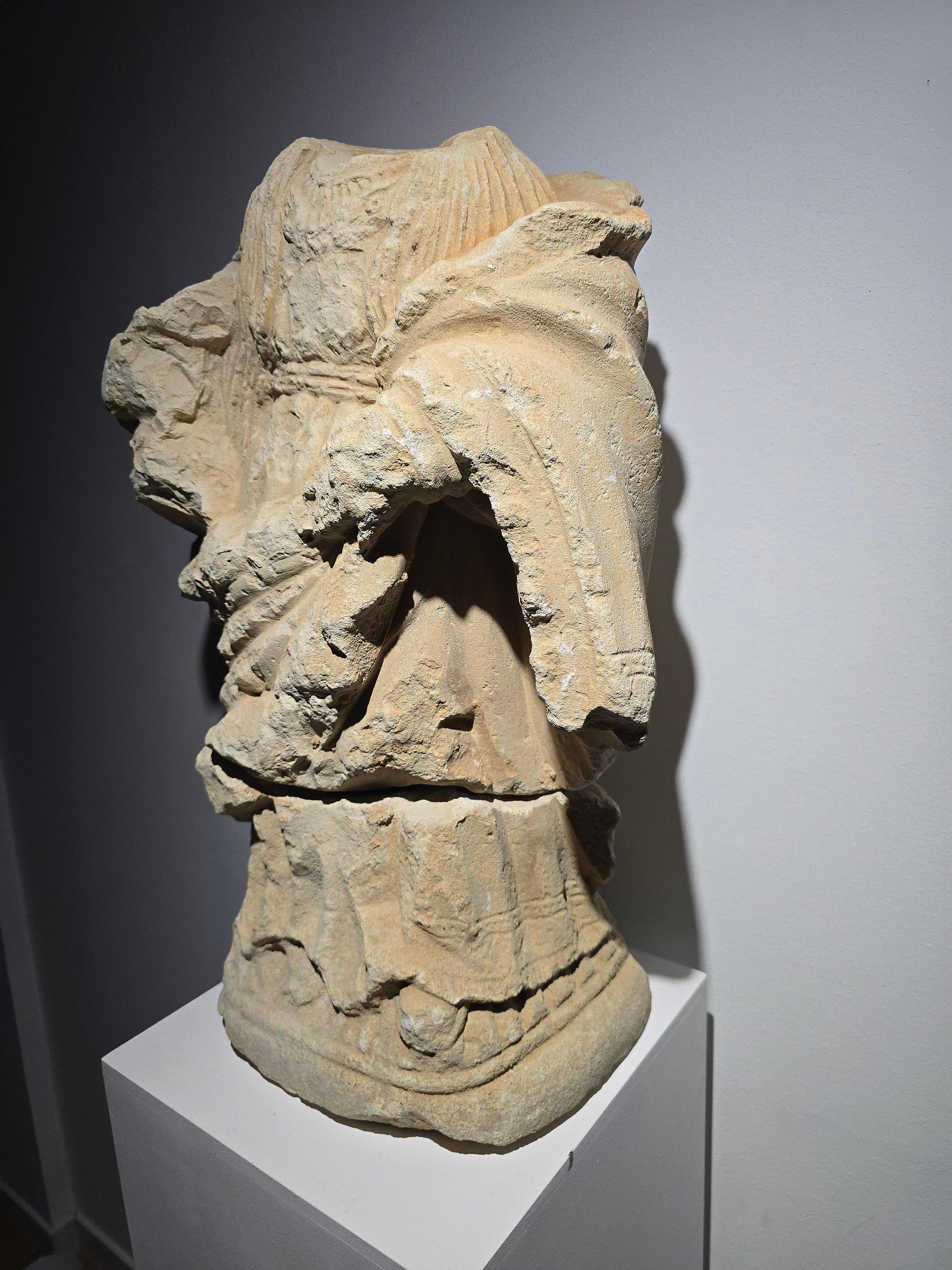Scultura gotica francese in pietra - 14° secolo in vendita 5