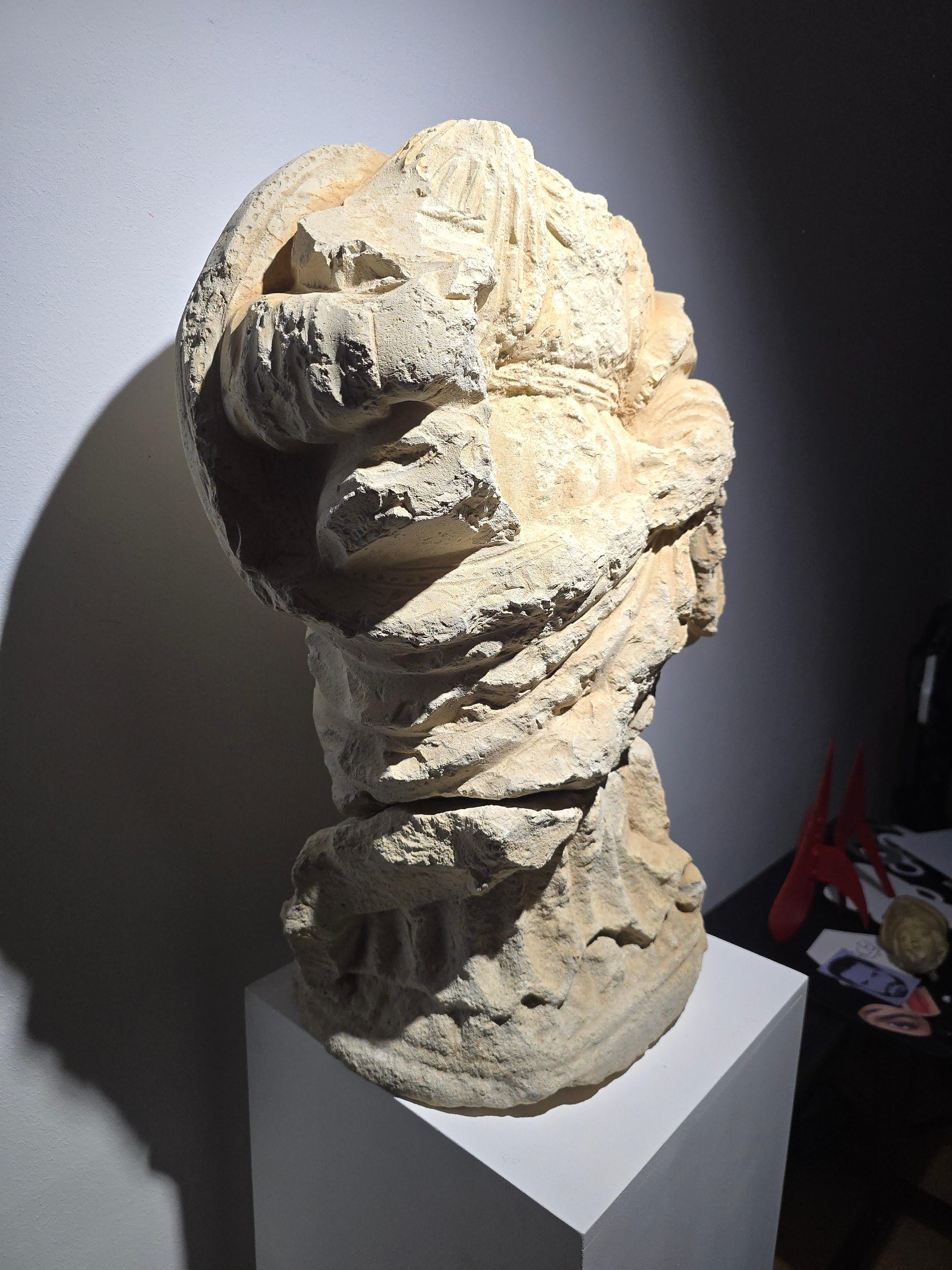 Scultura gotica francese in pietra - 14° secolo in vendita 6