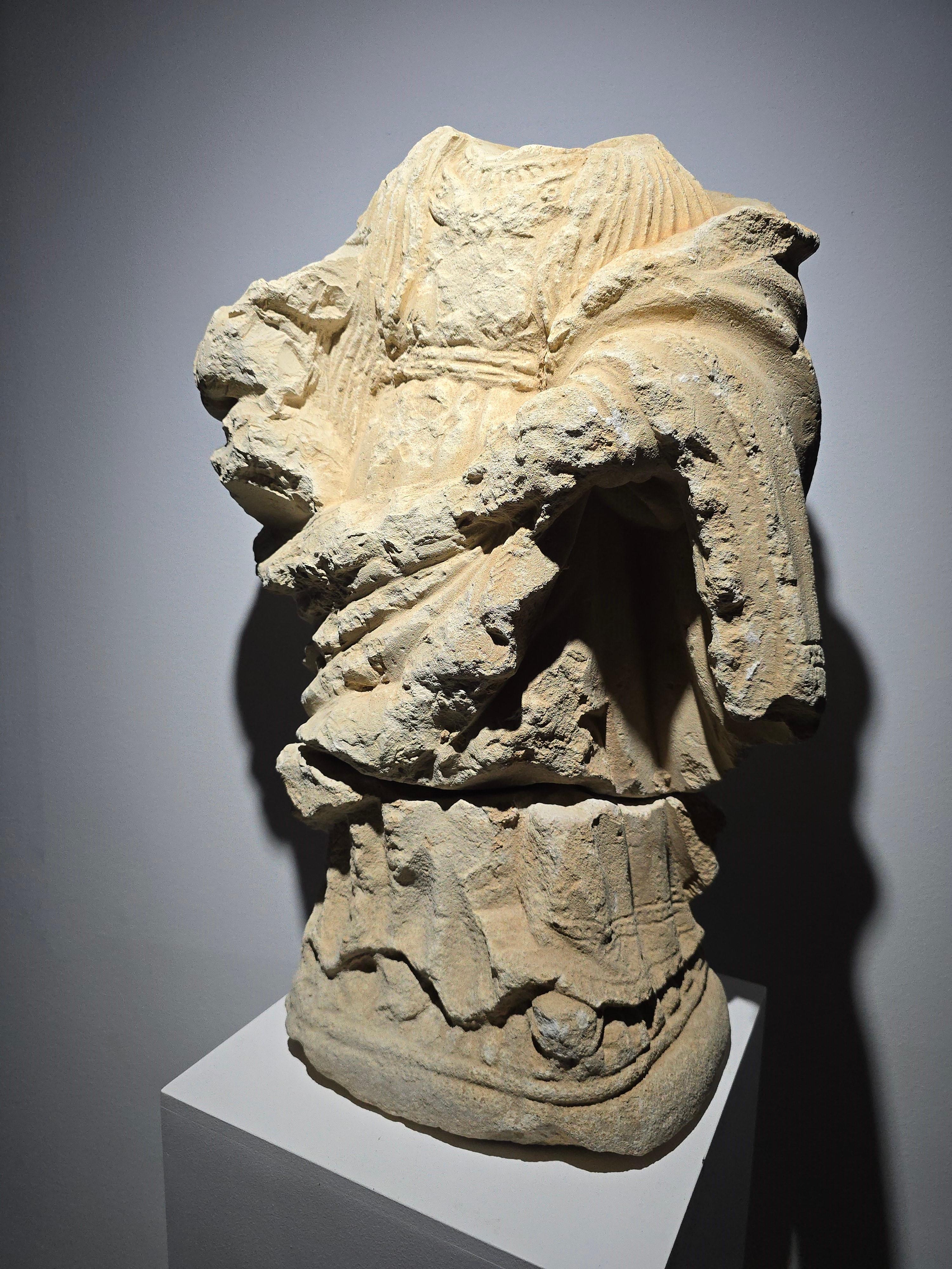 Scultura gotica francese in pietra - 14° secolo in vendita 8