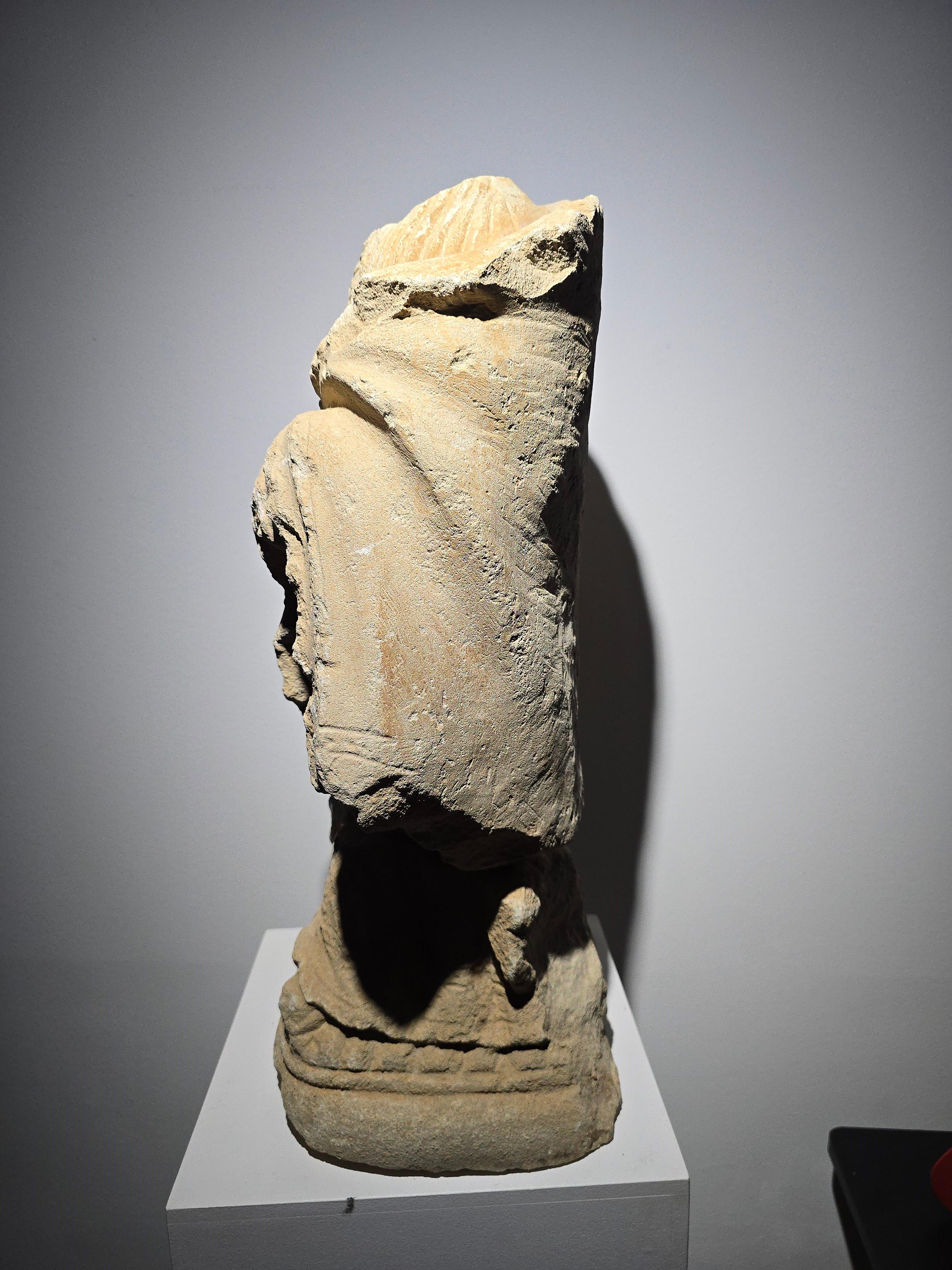 Scultura gotica francese in pietra - 14° secolo in vendita 10