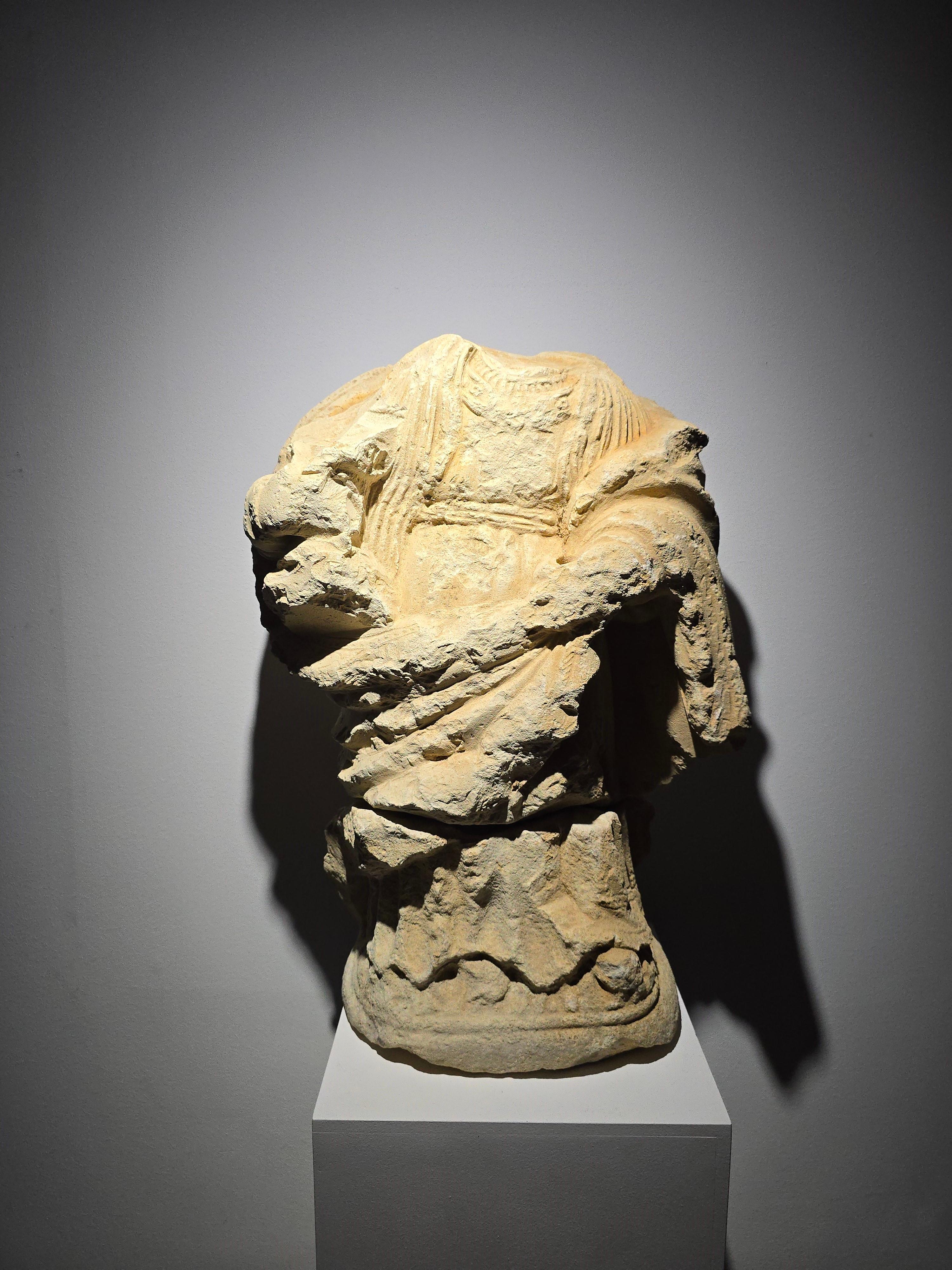 Forse una nobildonna

Elegante scultura in pietra proveniente dalla Francia gotica del XIV secolo, forse raffigurante una nobildonna. Il busto presenta dettagli finemente intagliati nell'abbigliamento, con attenzione alle pieghe e alle trame del