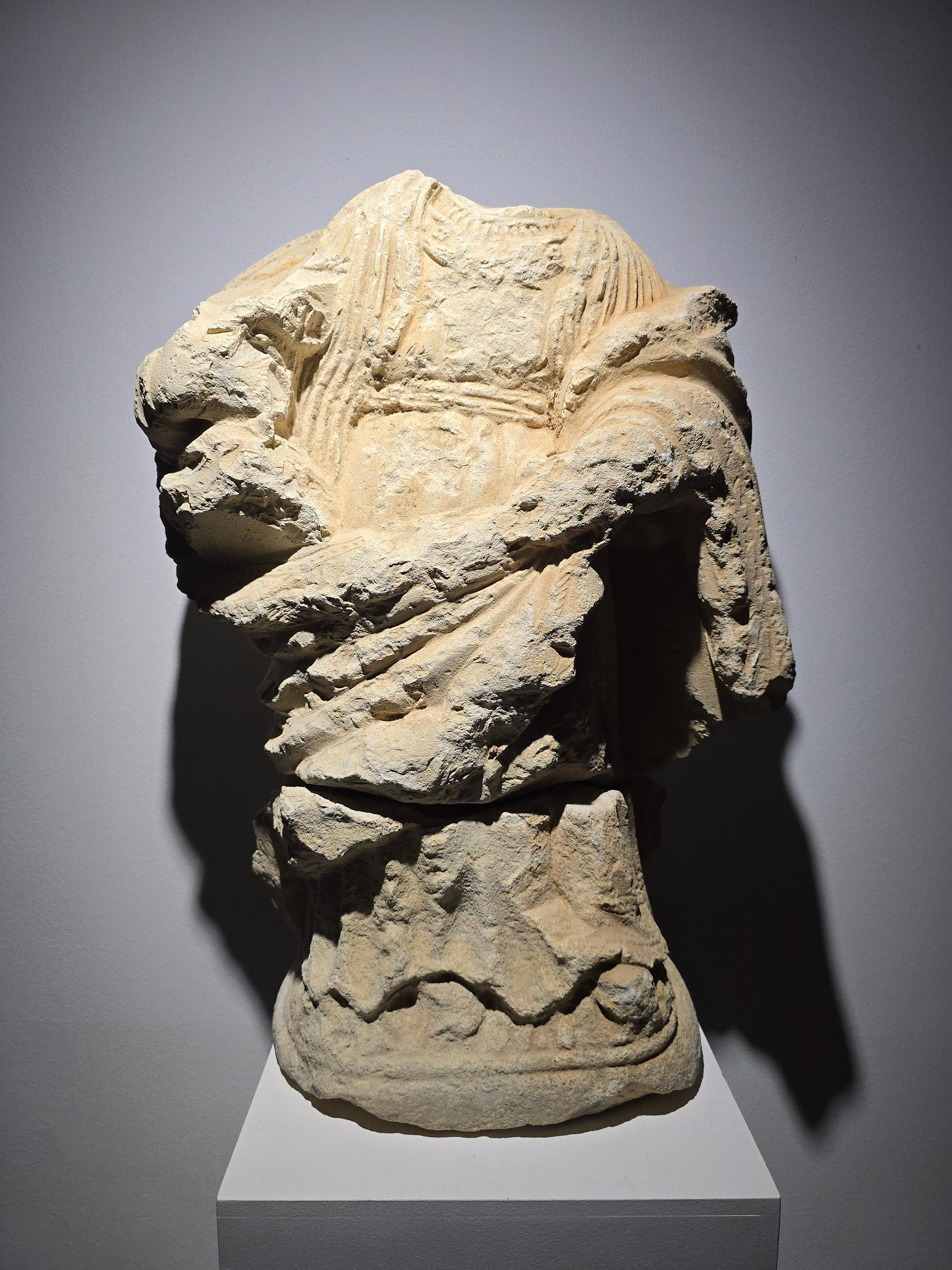 Scultura gotica francese in pietra - 14° secolo In condizioni buone in vendita a Madrid, ES