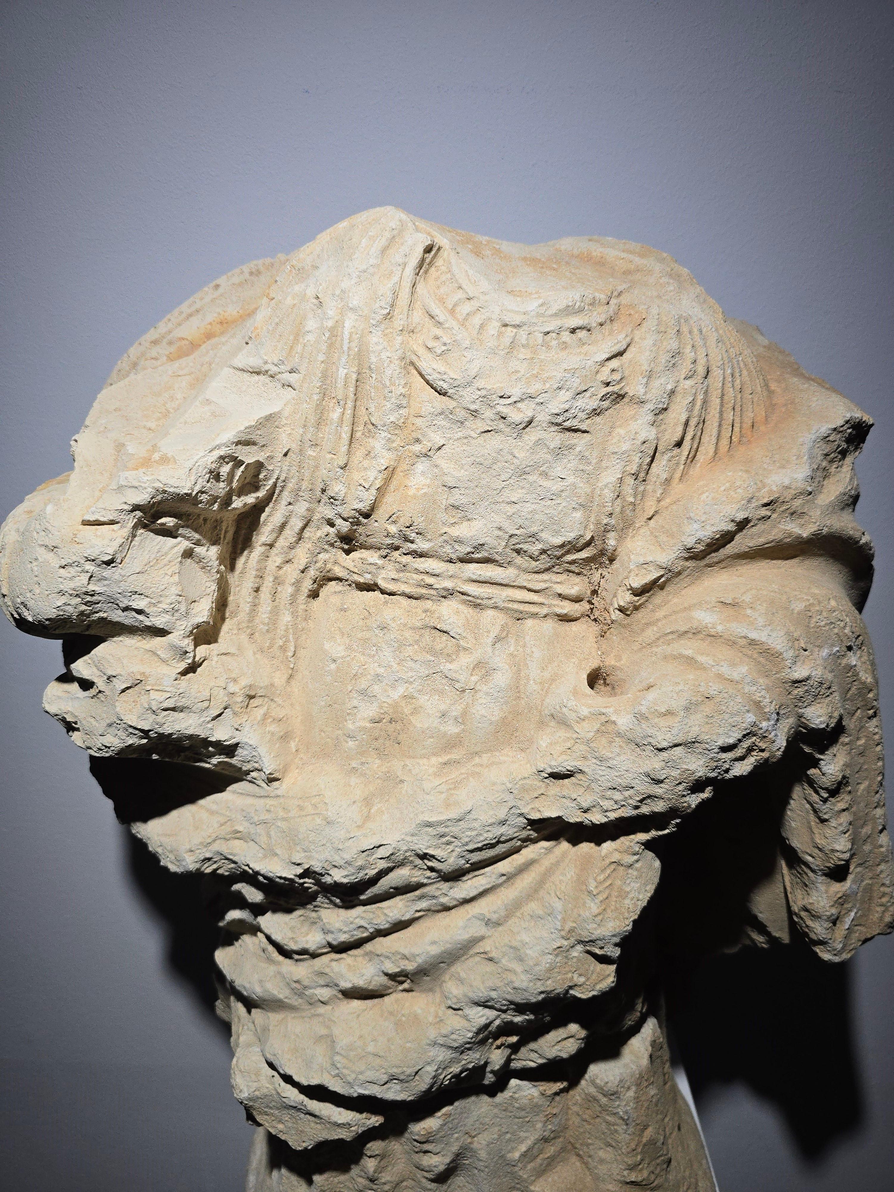 Fino al XVIII secolo Scultura gotica francese in pietra - 14° secolo in vendita