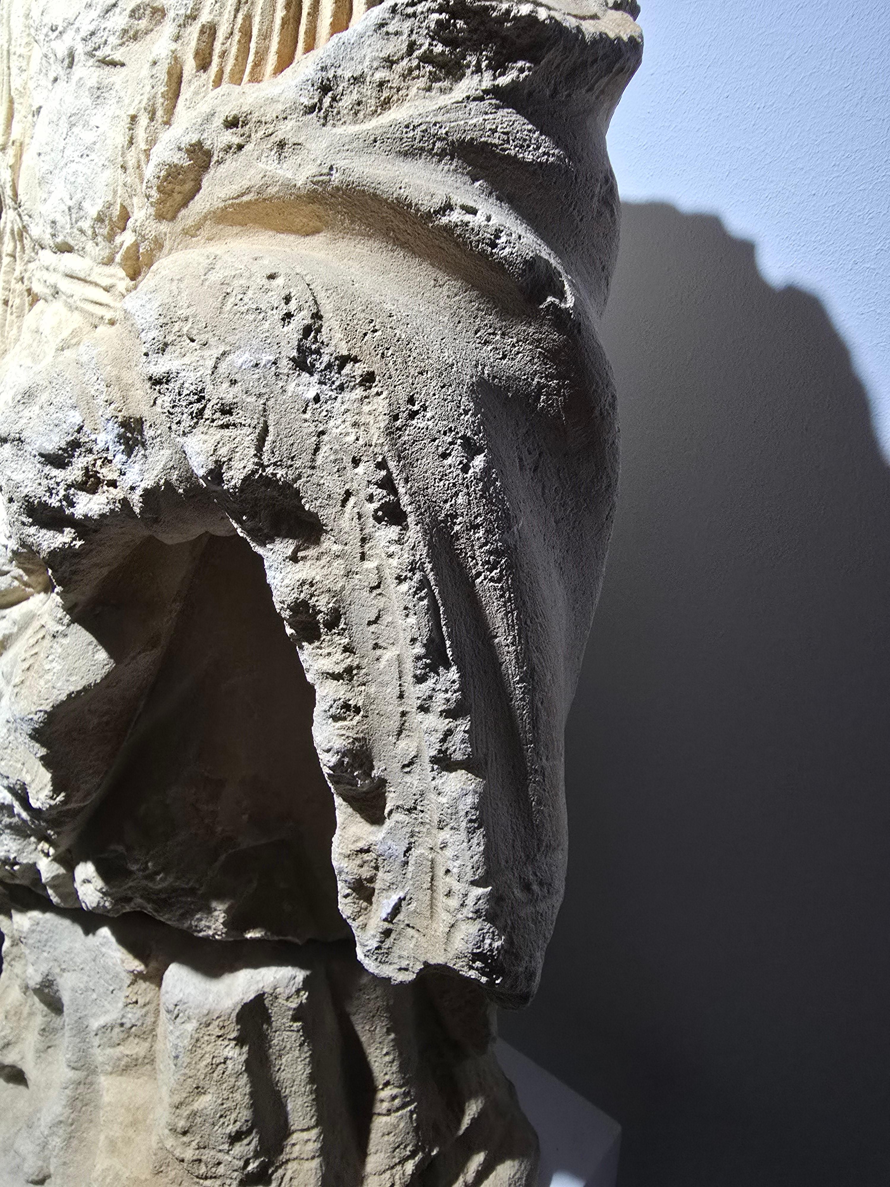 Scultura gotica francese in pietra - 14° secolo in vendita 2