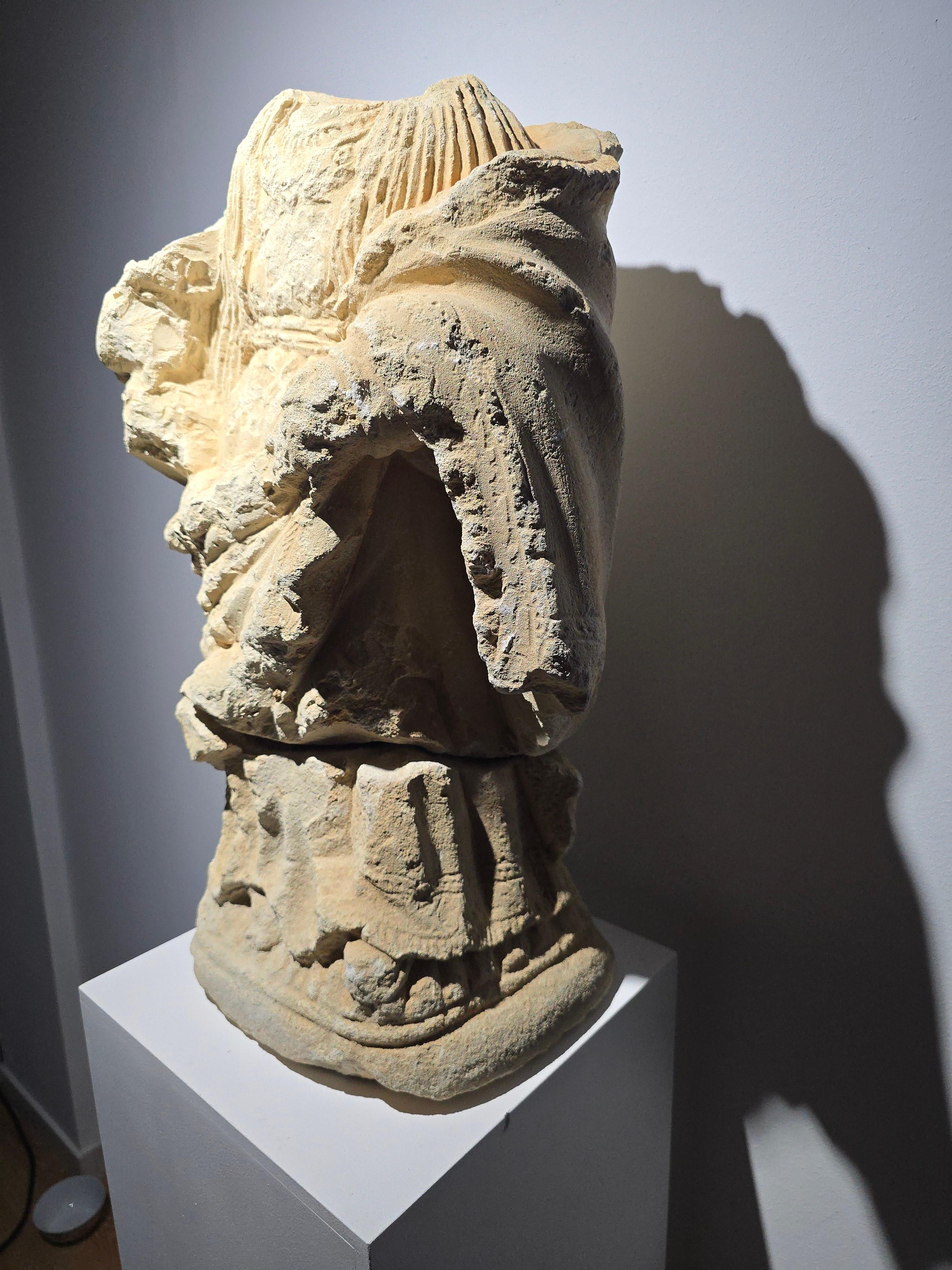 Scultura gotica francese in pietra - 14° secolo in vendita 3