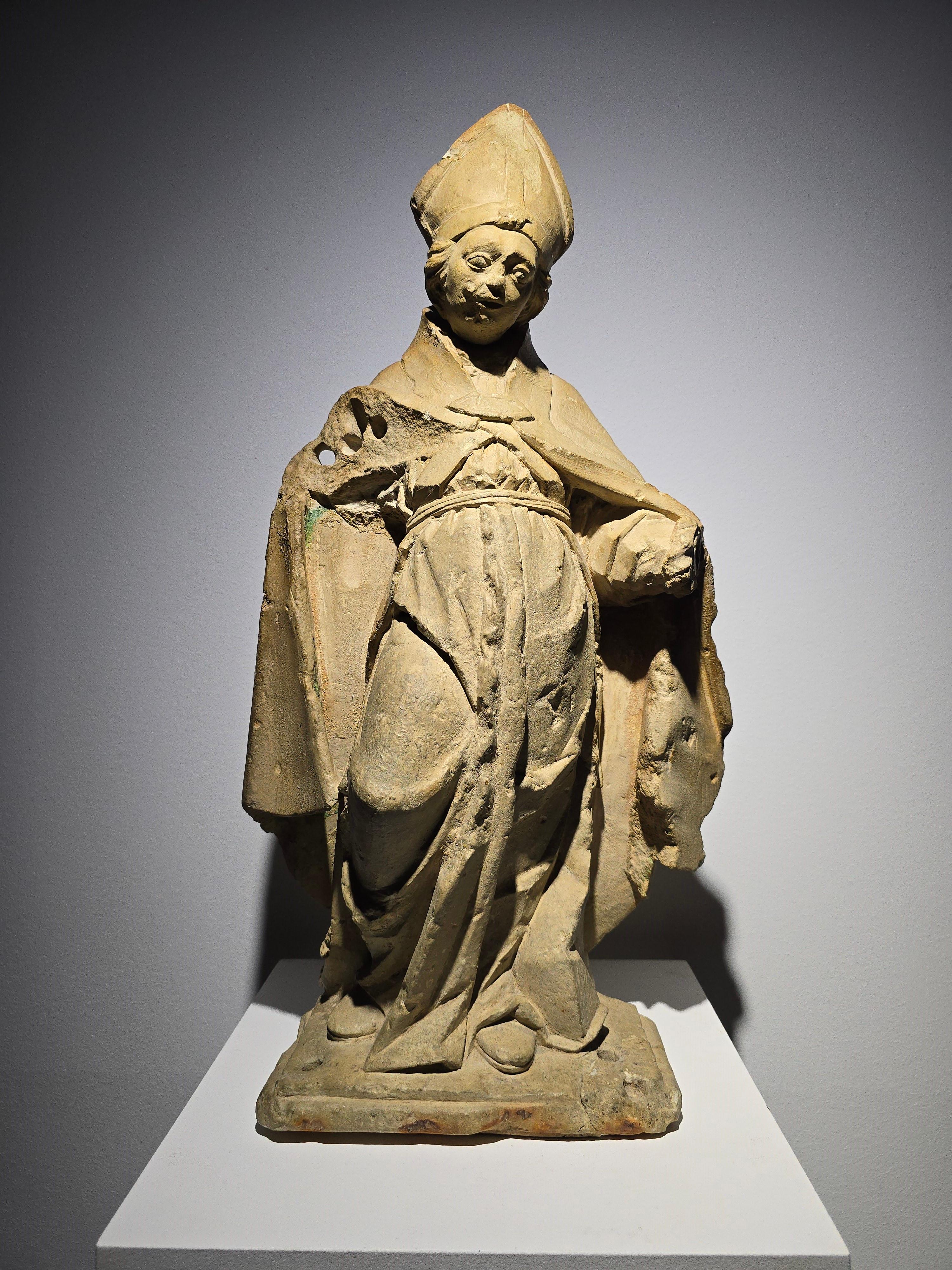 Scultura gotica francese in pietra raffigurante un vescovo - XV secolo in vendita 5