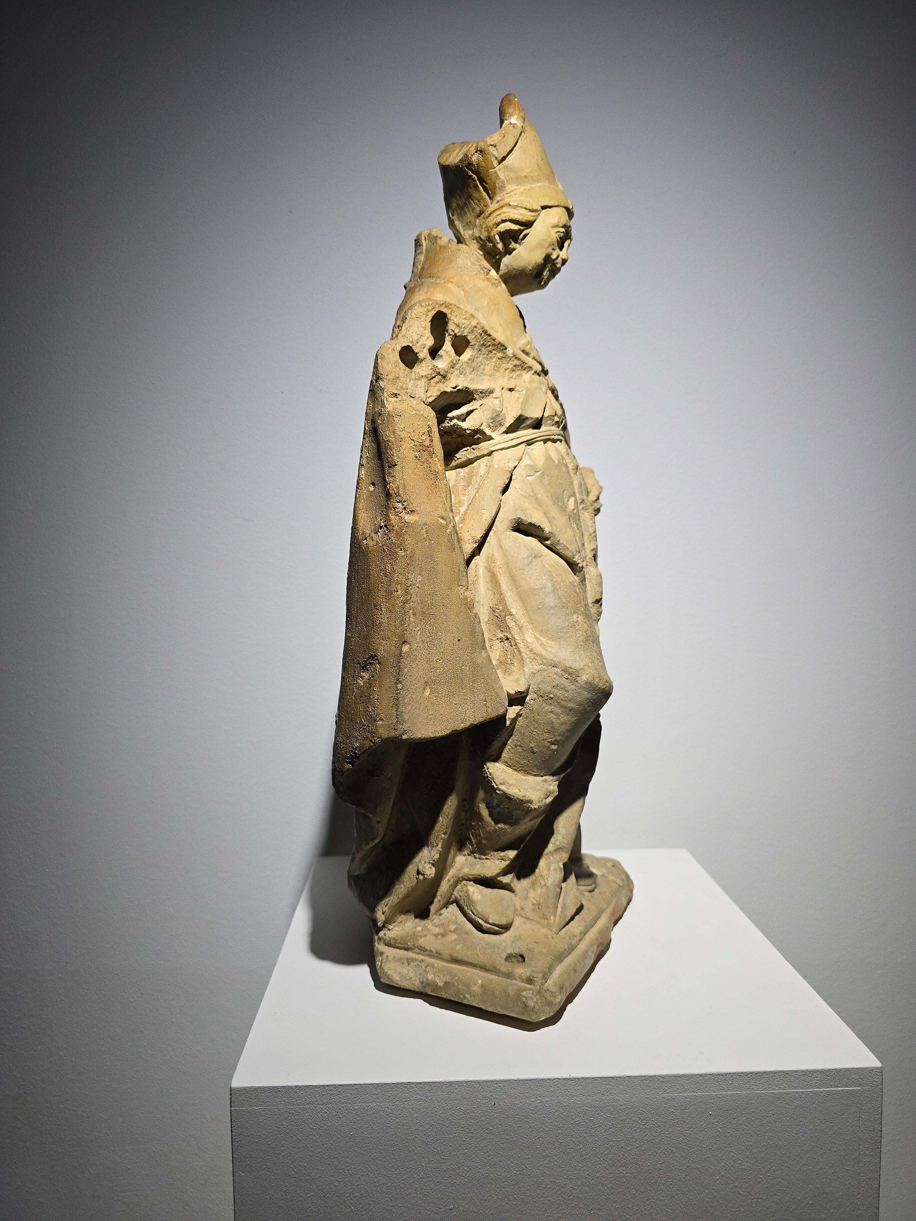 Scultura gotica francese in pietra raffigurante un vescovo - XV secolo in vendita 6