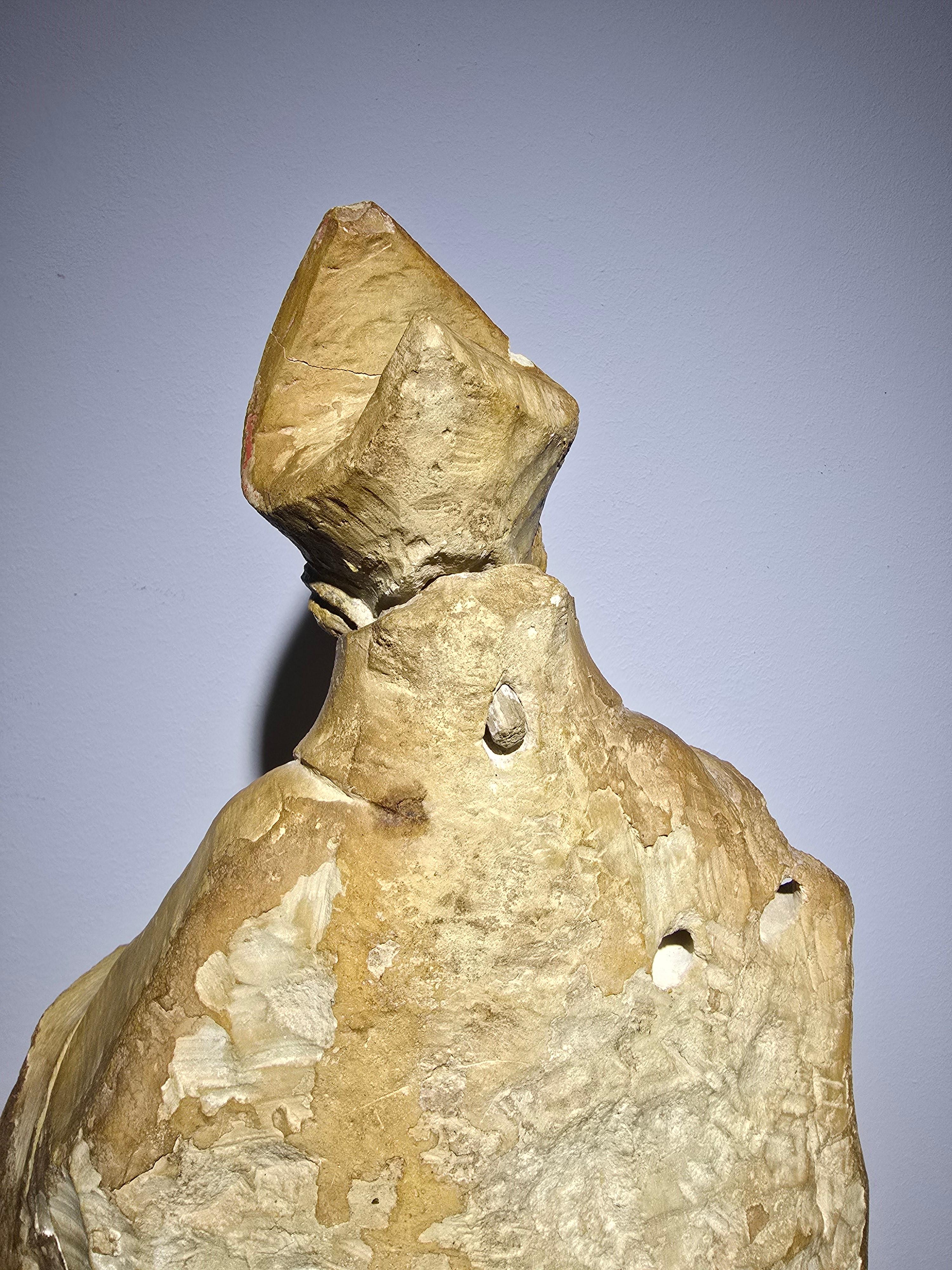 Scultura gotica francese in pietra raffigurante un vescovo - XV secolo in vendita 8