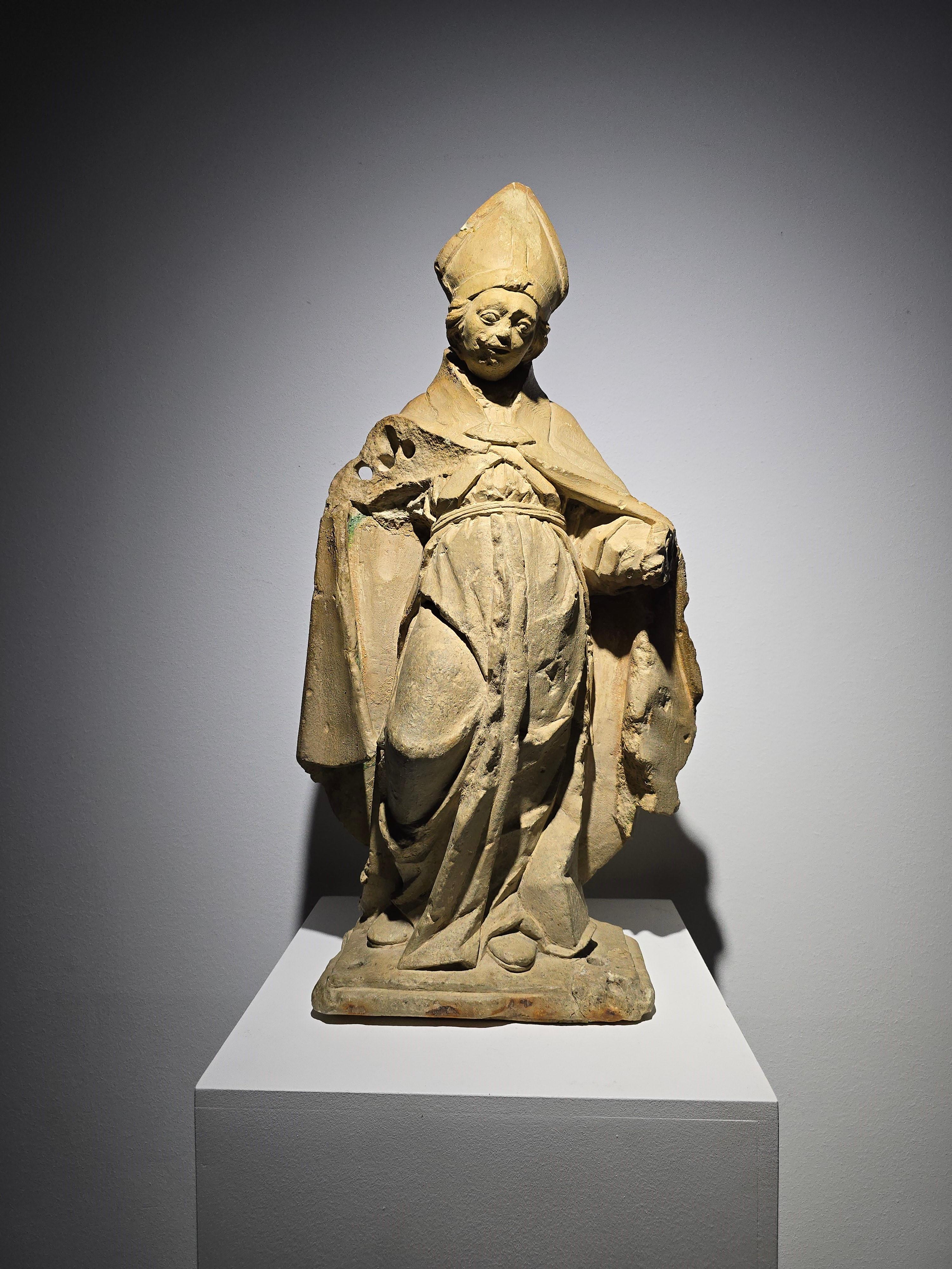 Scultura gotica francese in pietra raffigurante un vescovo - XV secolo In condizioni buone in vendita a Madrid, ES