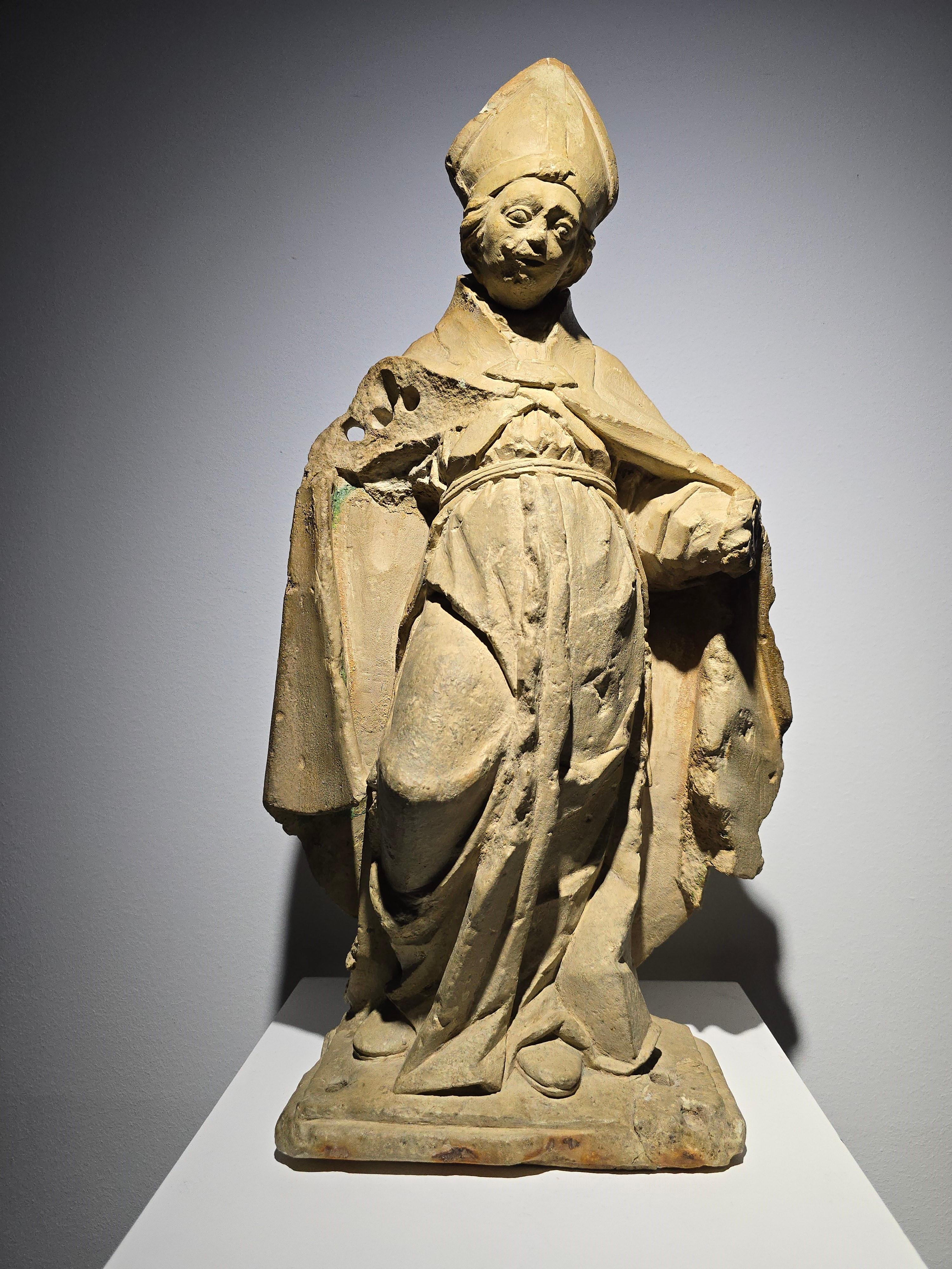 Fino al XVIII secolo Scultura gotica francese in pietra raffigurante un vescovo - XV secolo in vendita
