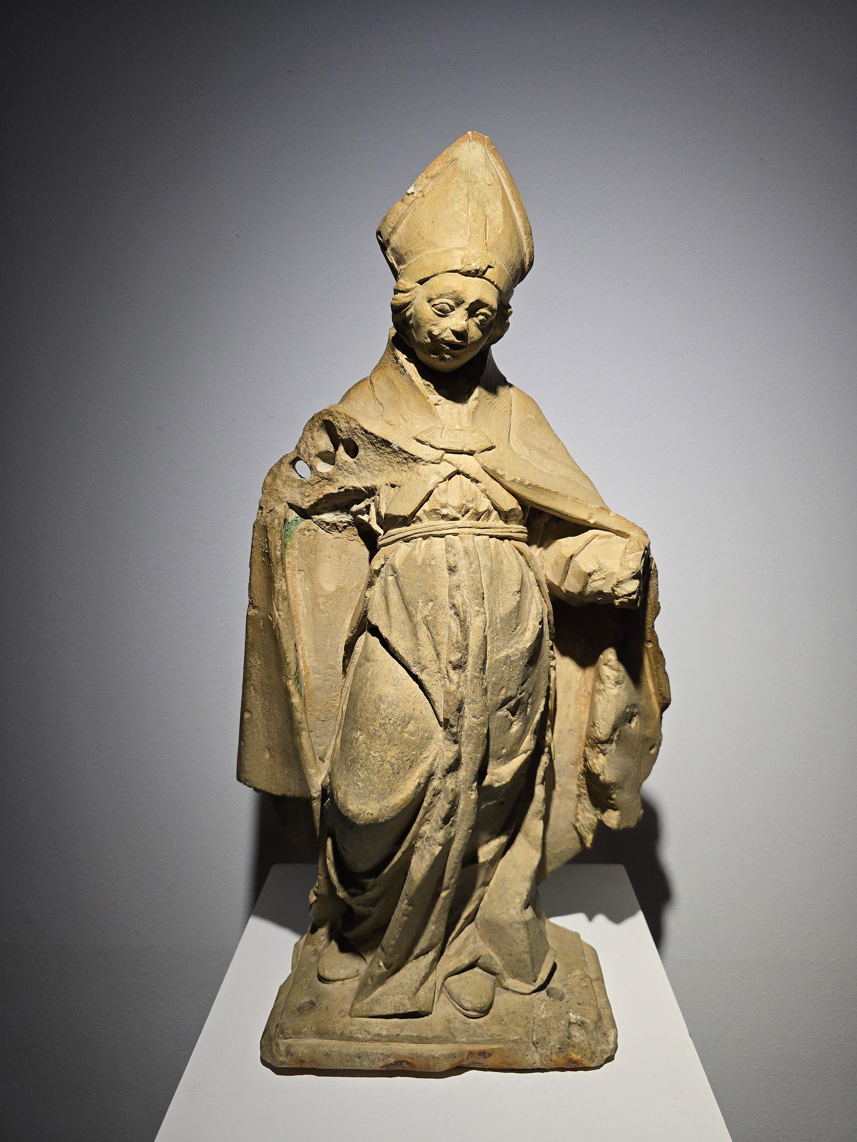 Calcare Scultura gotica francese in pietra raffigurante un vescovo - XV secolo in vendita