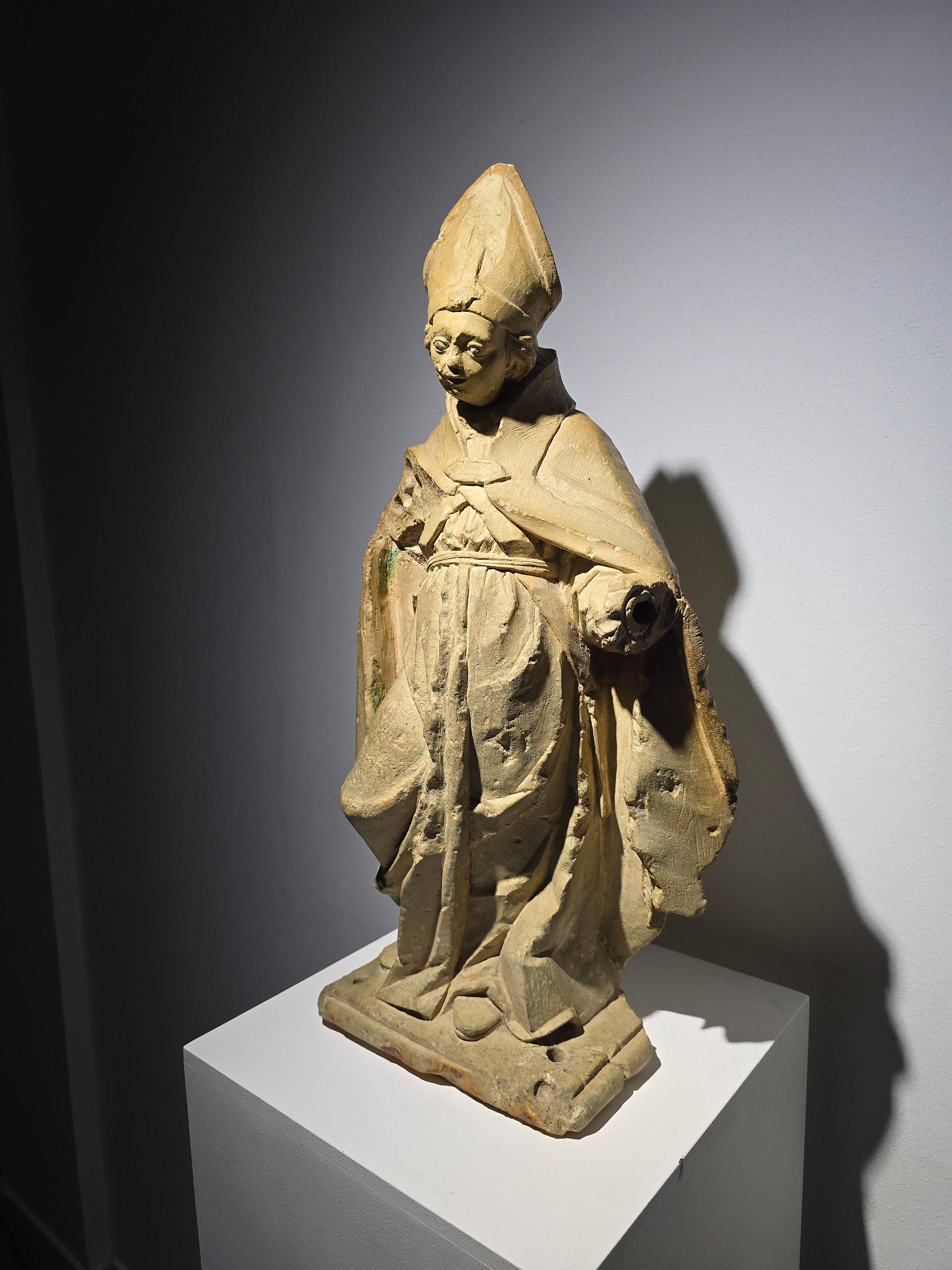 Scultura gotica francese in pietra raffigurante un vescovo - XV secolo in vendita 1