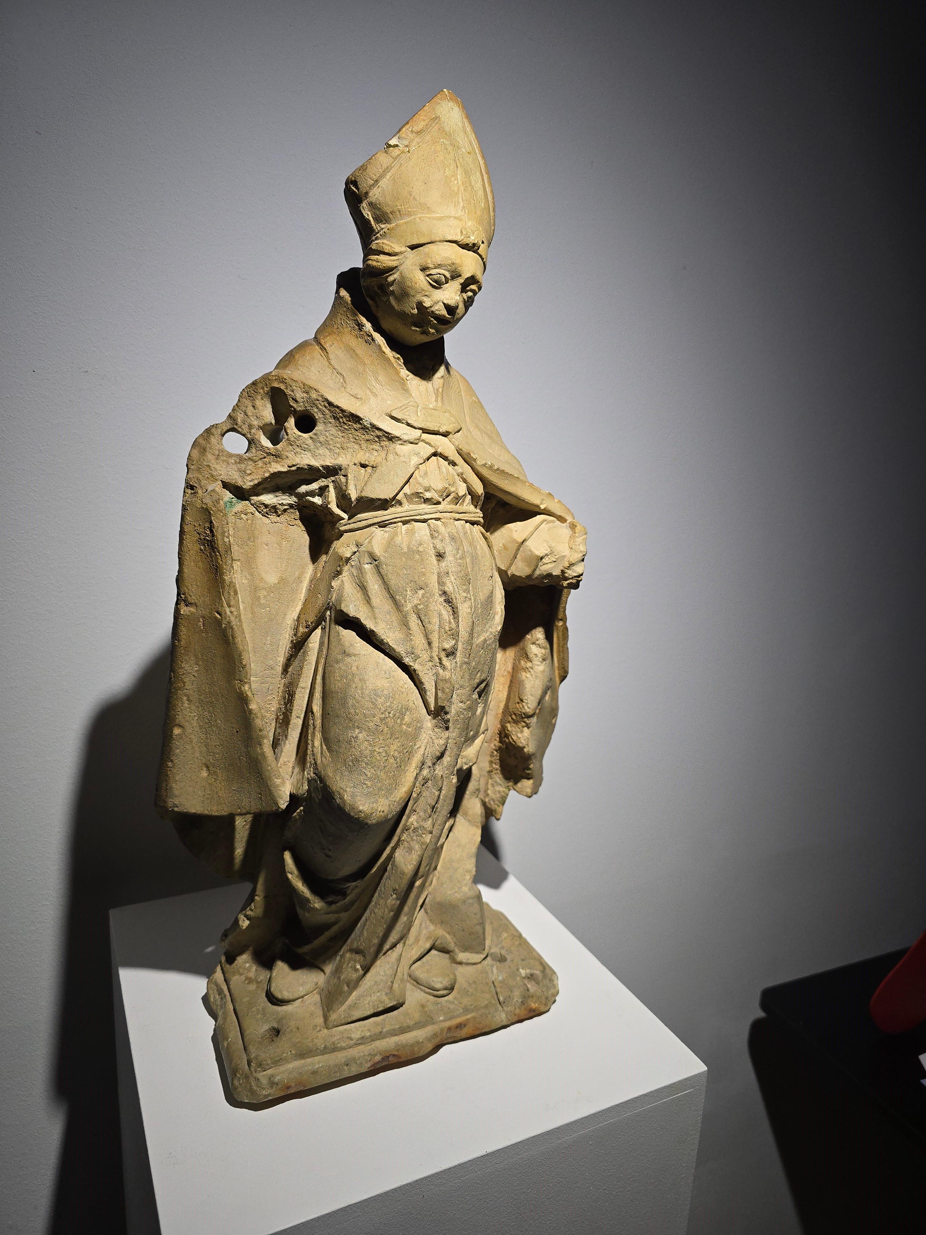 Scultura gotica francese in pietra raffigurante un vescovo - XV secolo in vendita 2