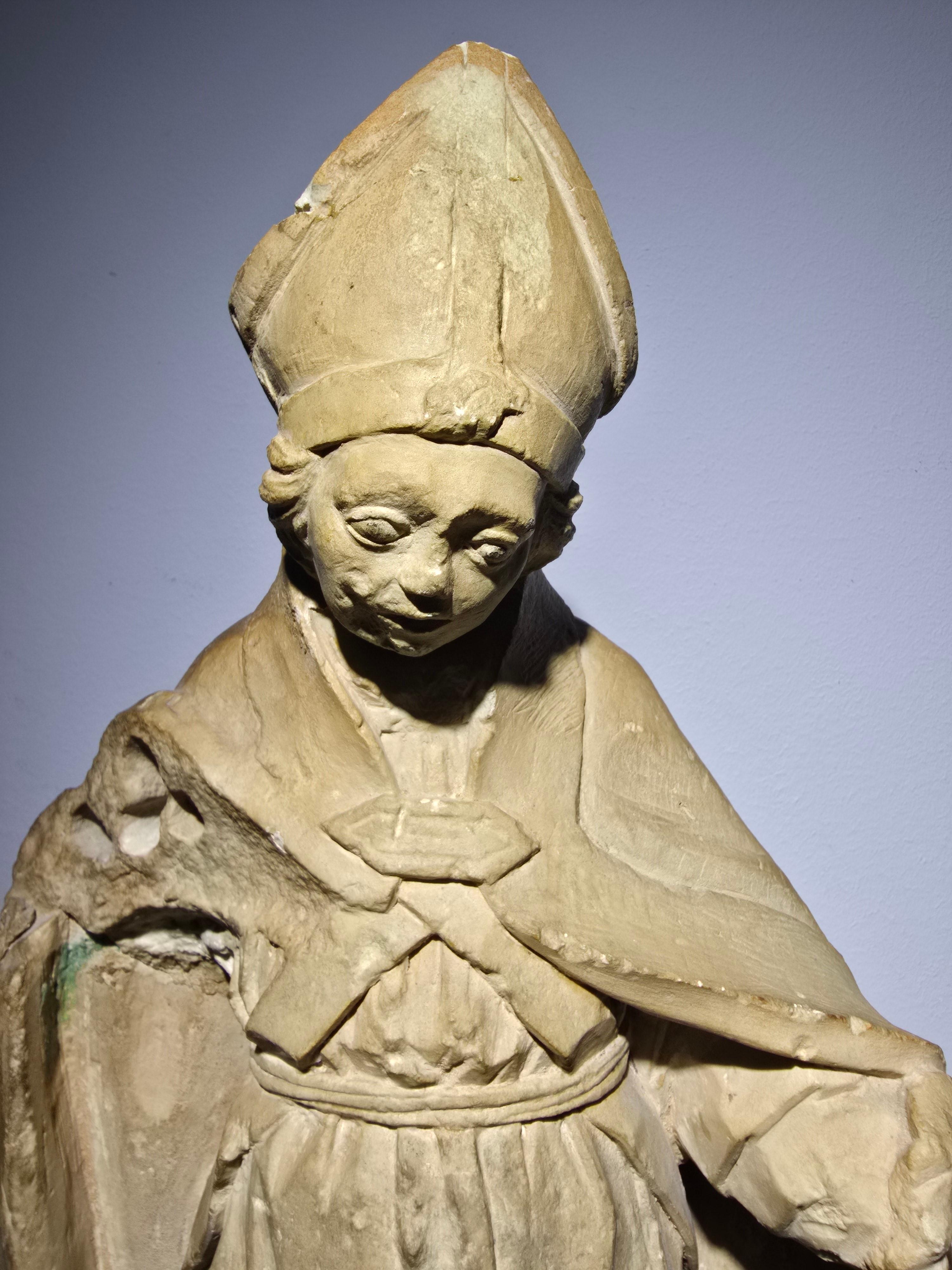 Scultura gotica francese in pietra raffigurante un vescovo - XV secolo in vendita 3