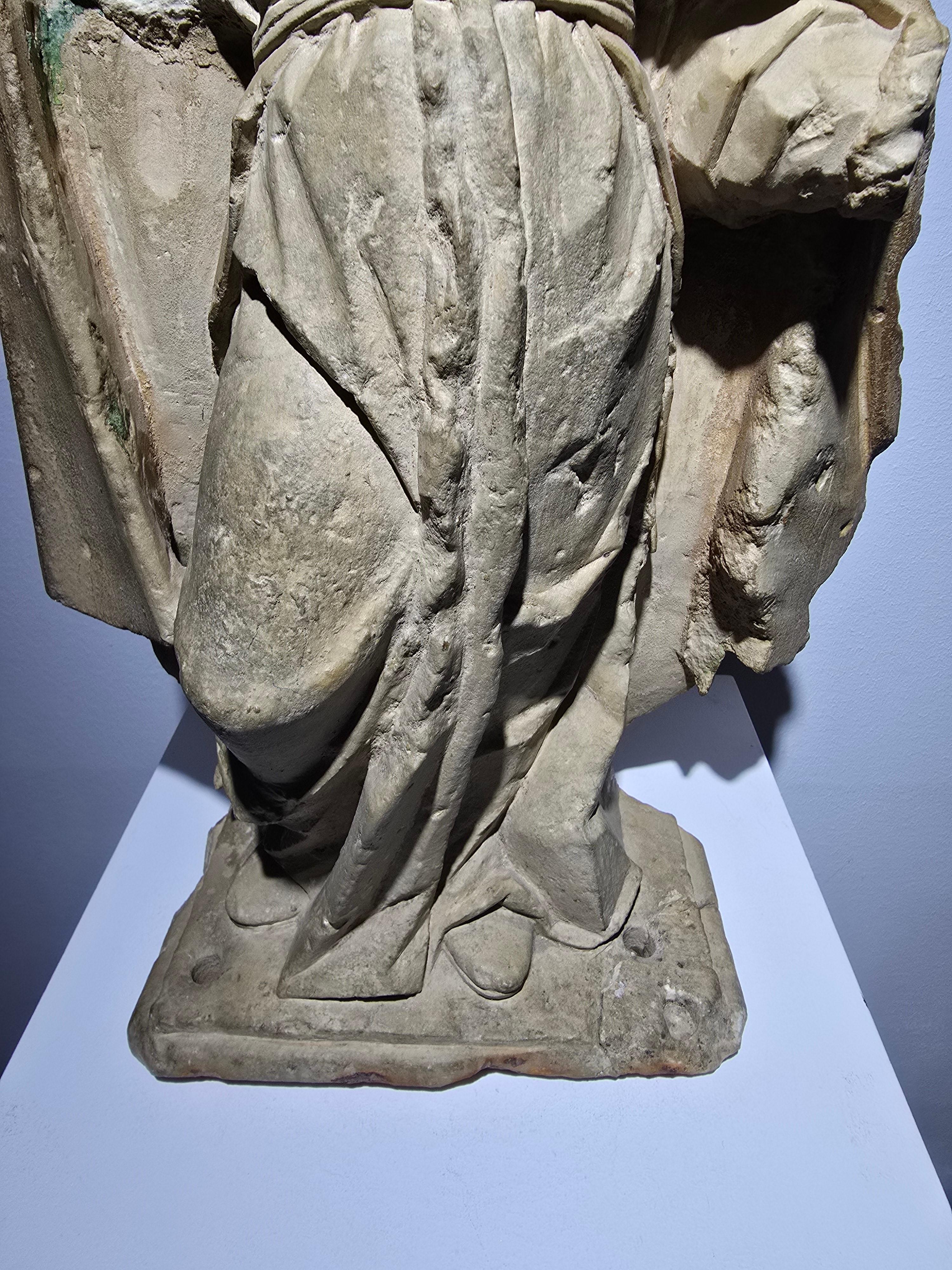 Scultura gotica francese in pietra raffigurante un vescovo - XV secolo in vendita 4