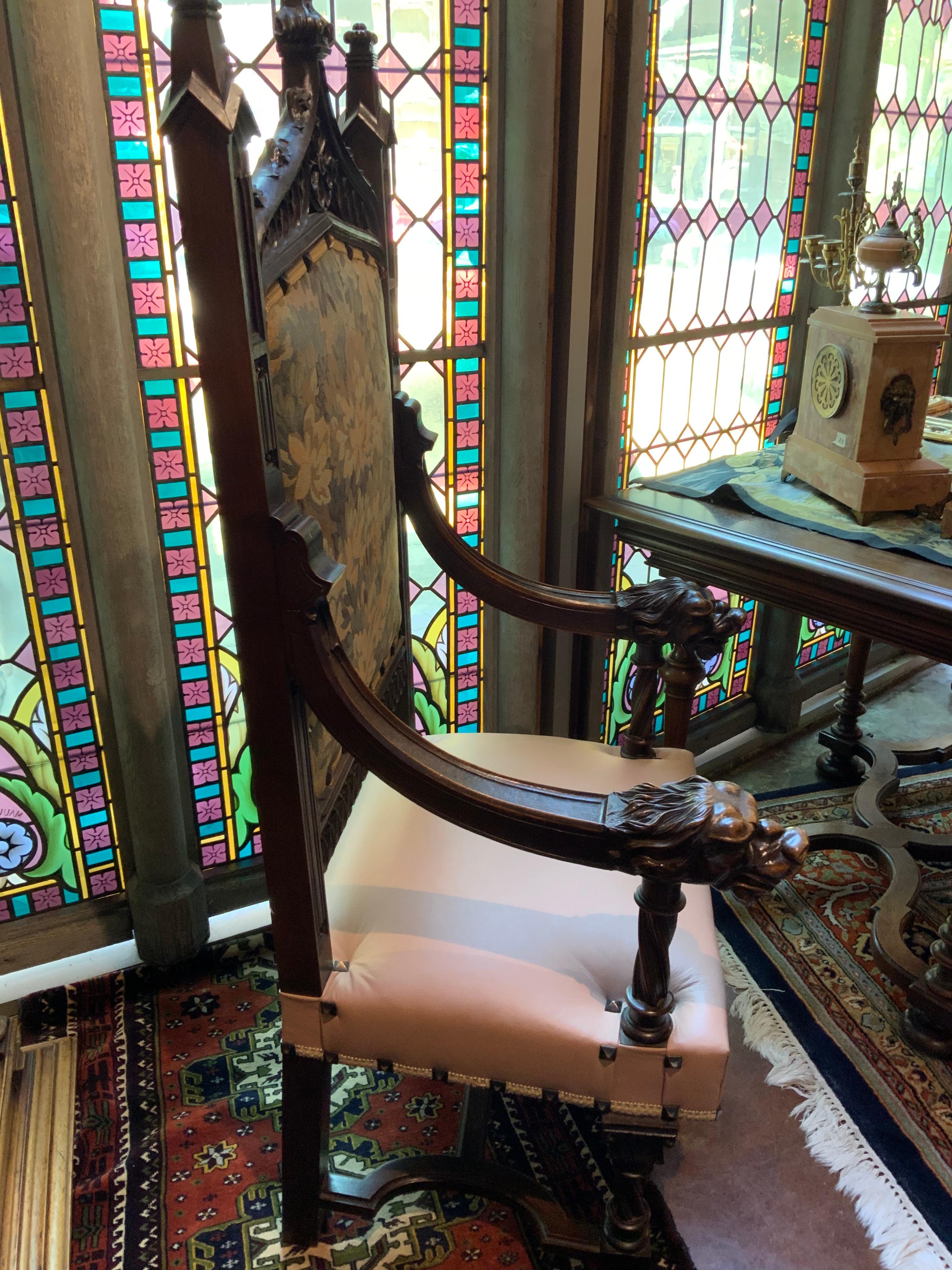 Néo-gothique Chaise ancienne à haut dossier sculptée de style gothique français en vente